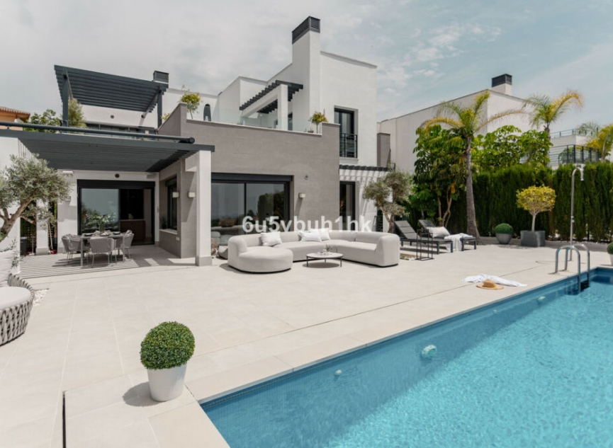 Resale - House -
Estepona