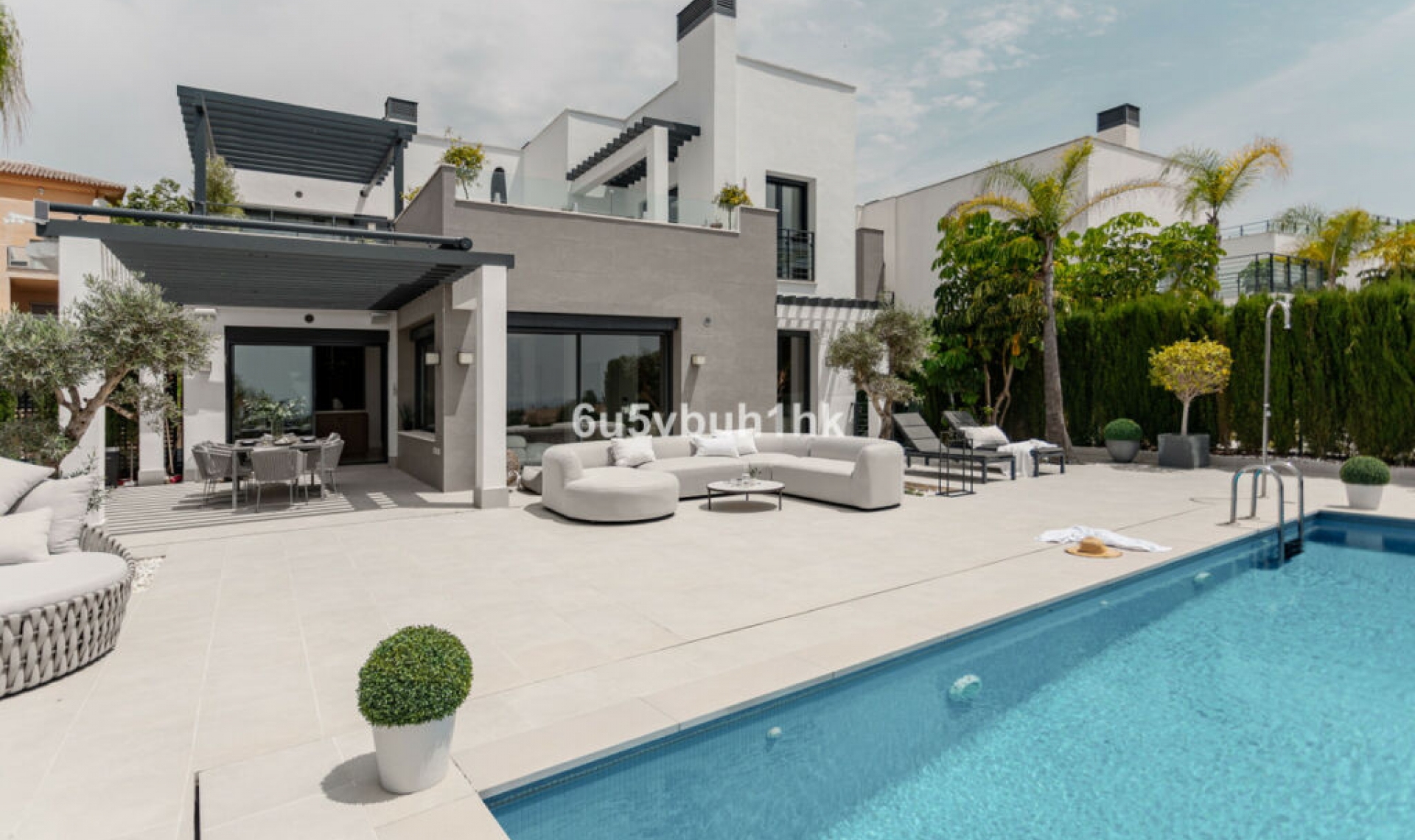 Resale - House -
Estepona