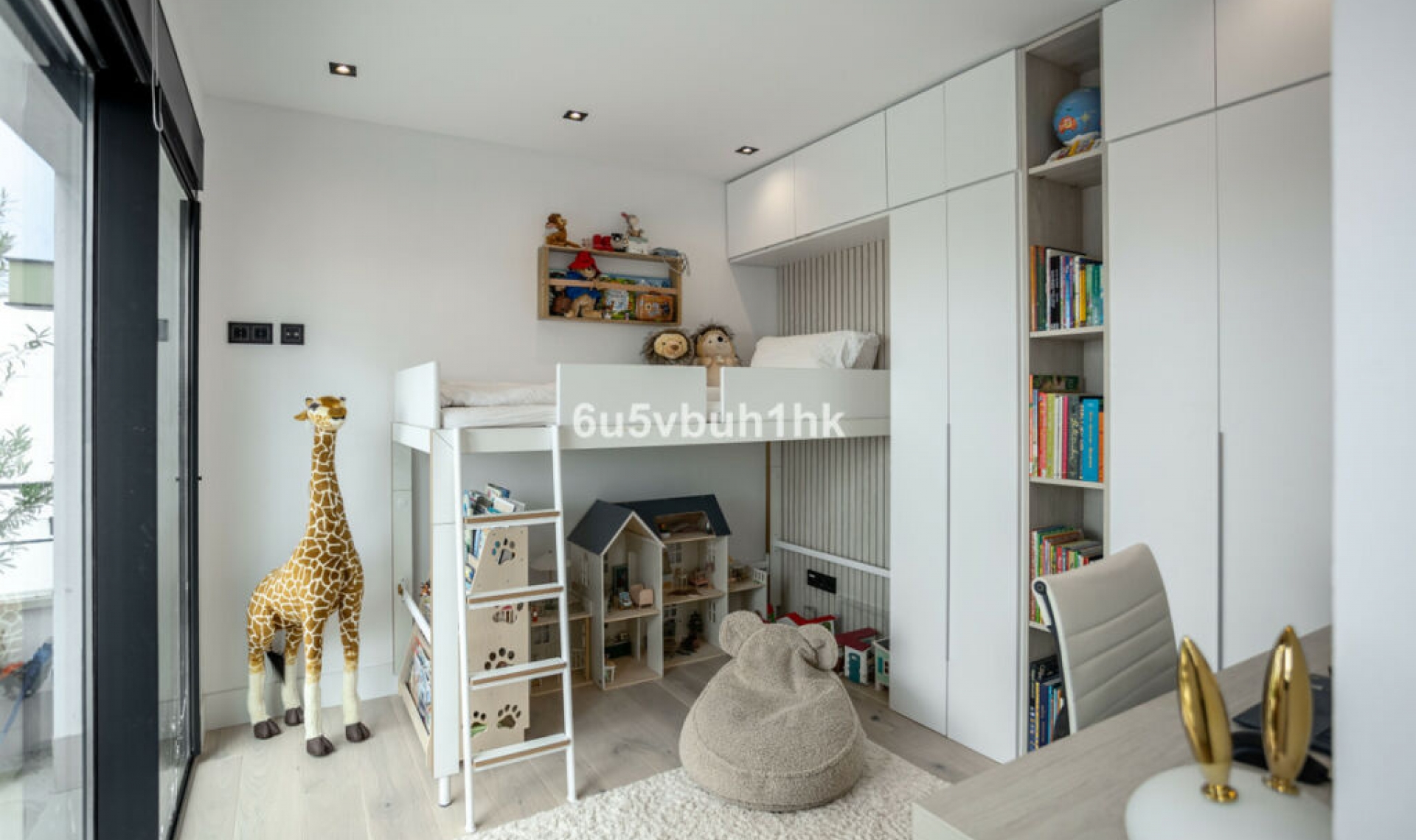Resale - House -
Estepona
