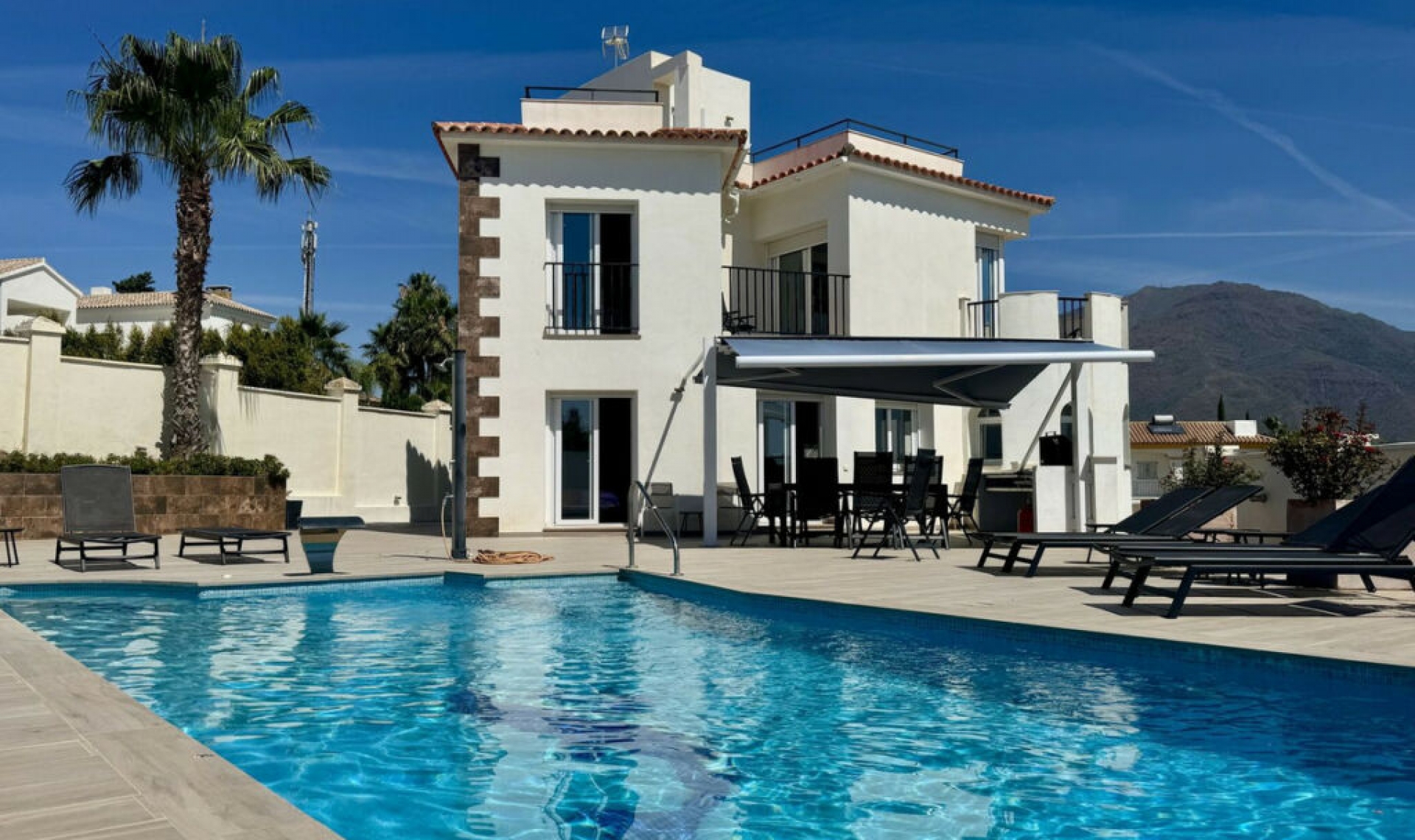 Resale - House -
Estepona