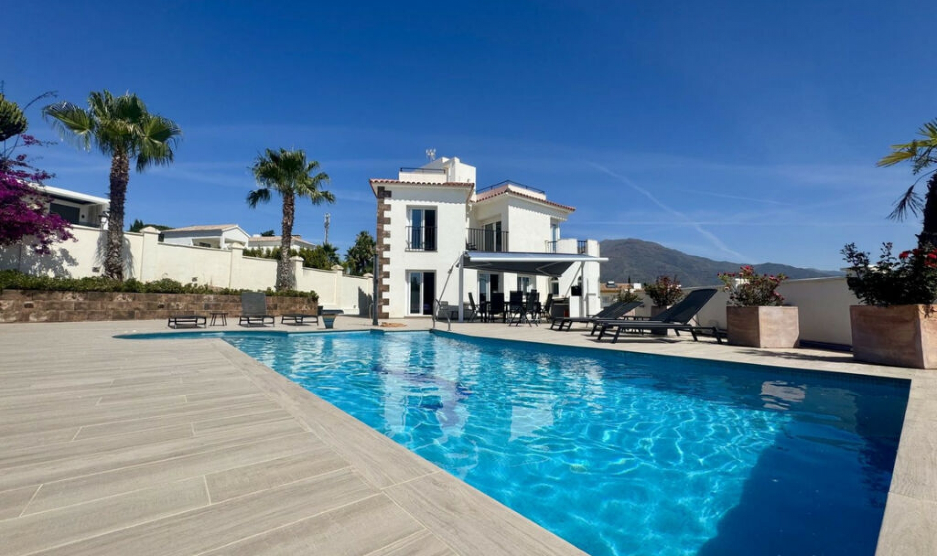 Resale - House -
Estepona