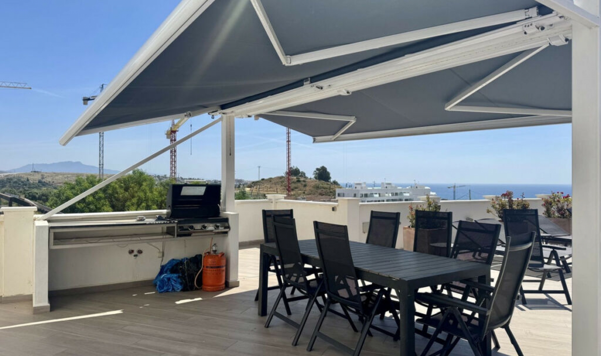 Resale - House -
Estepona