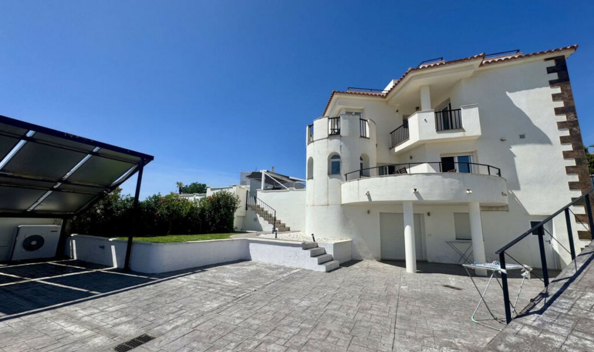 Resale - House -
Estepona