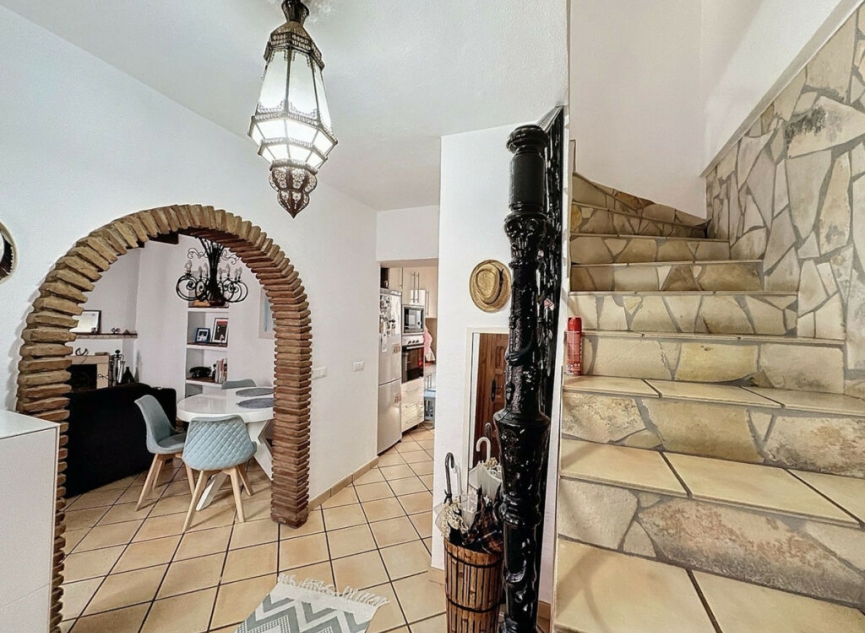 Resale - House -
Estepona
