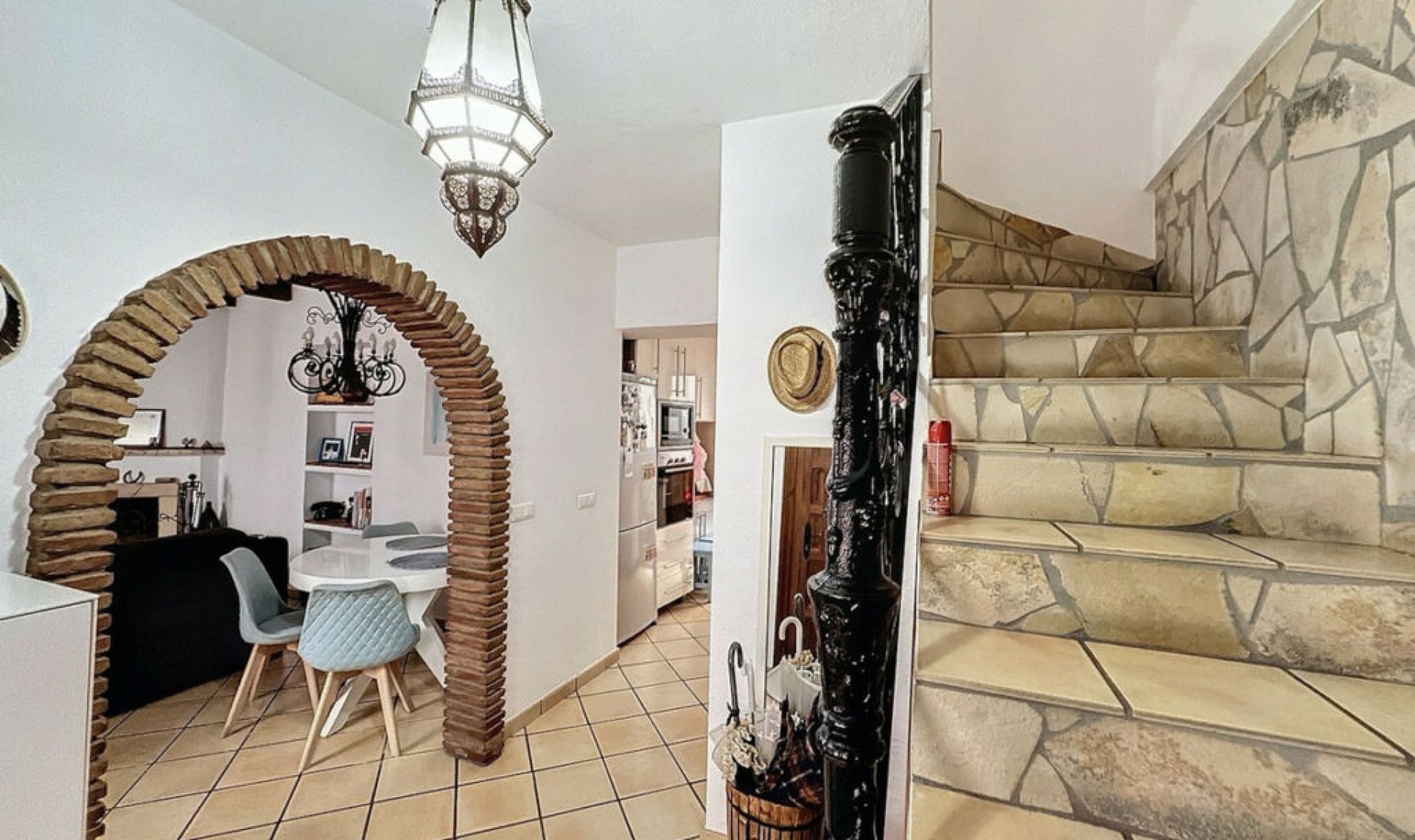 Resale - House -
Estepona