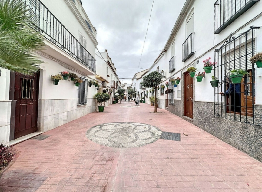 Resale - House -
Estepona