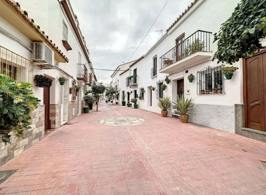 Resale - House -
Estepona