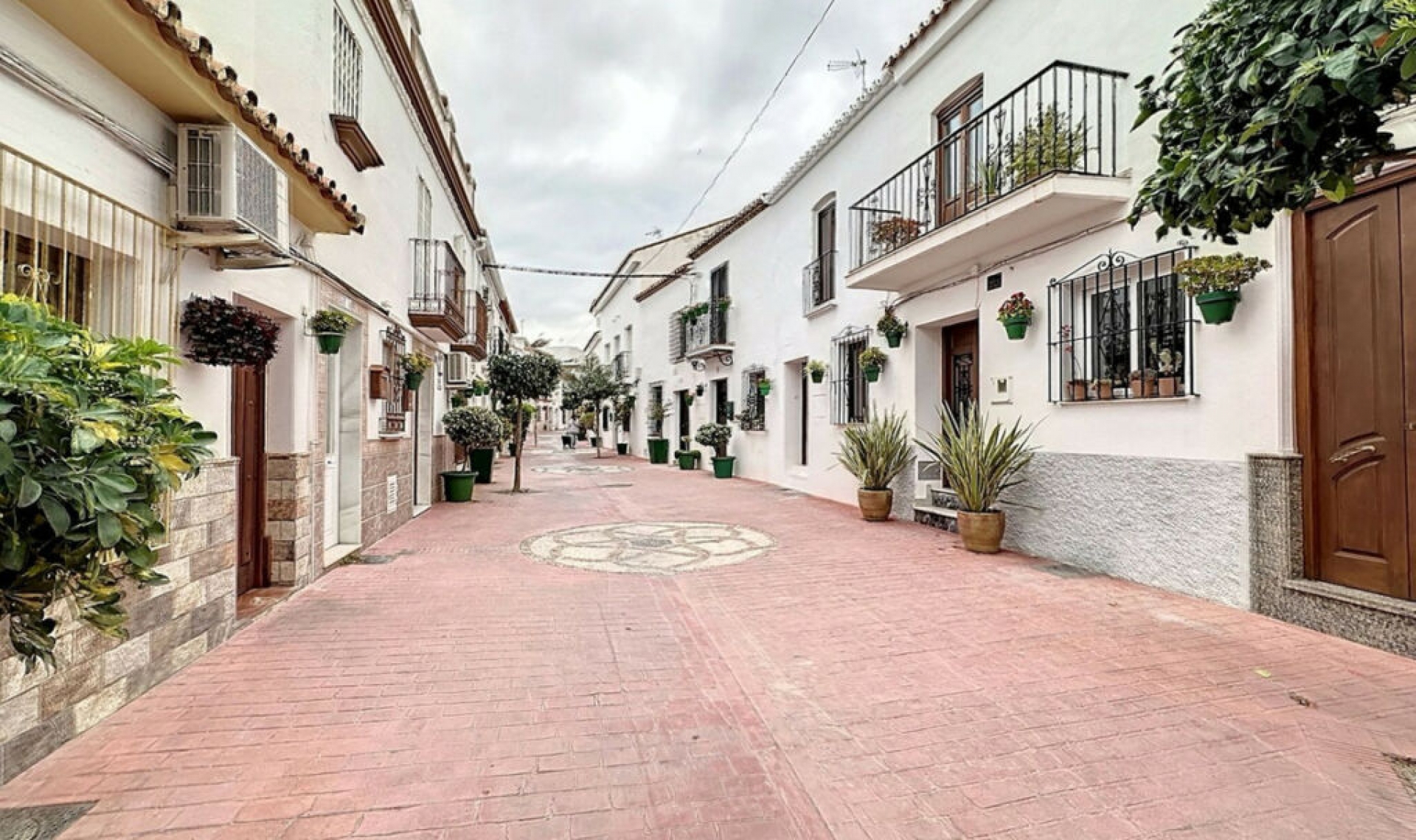 Resale - House -
Estepona