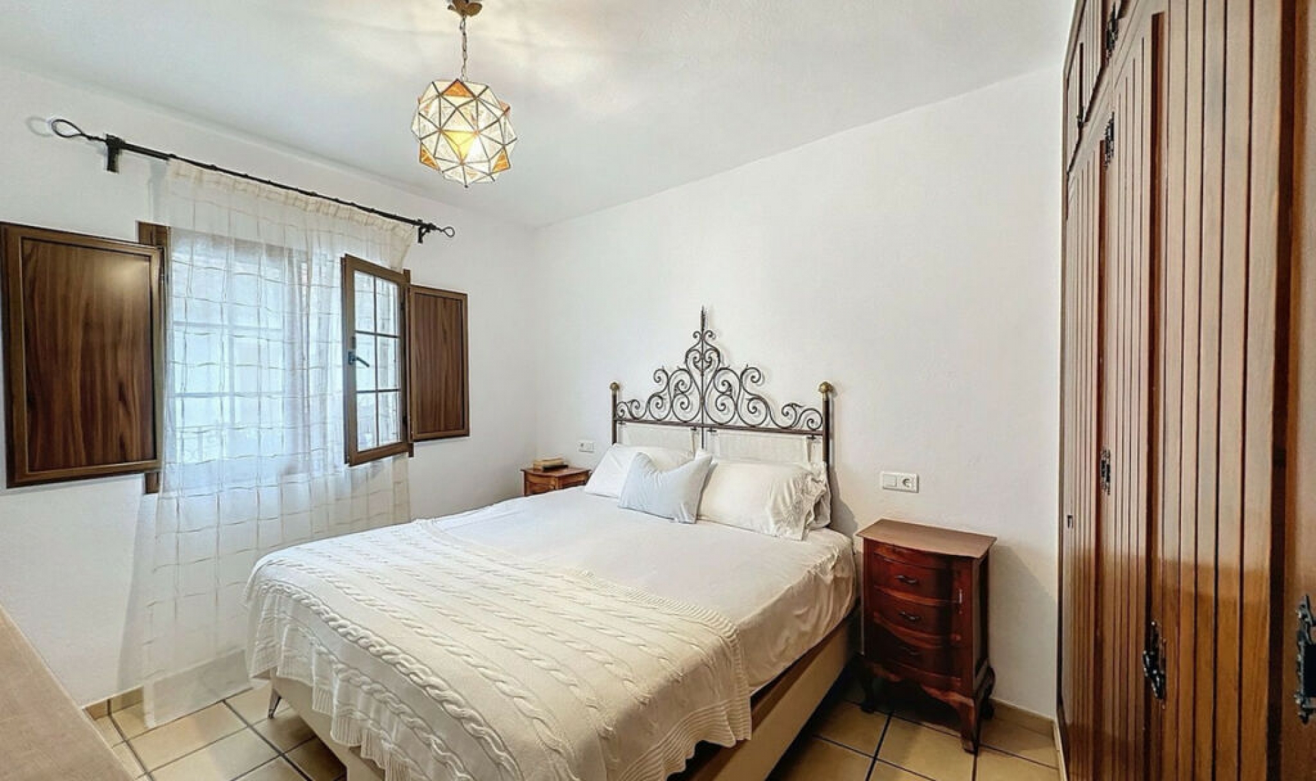 Resale - House -
Estepona