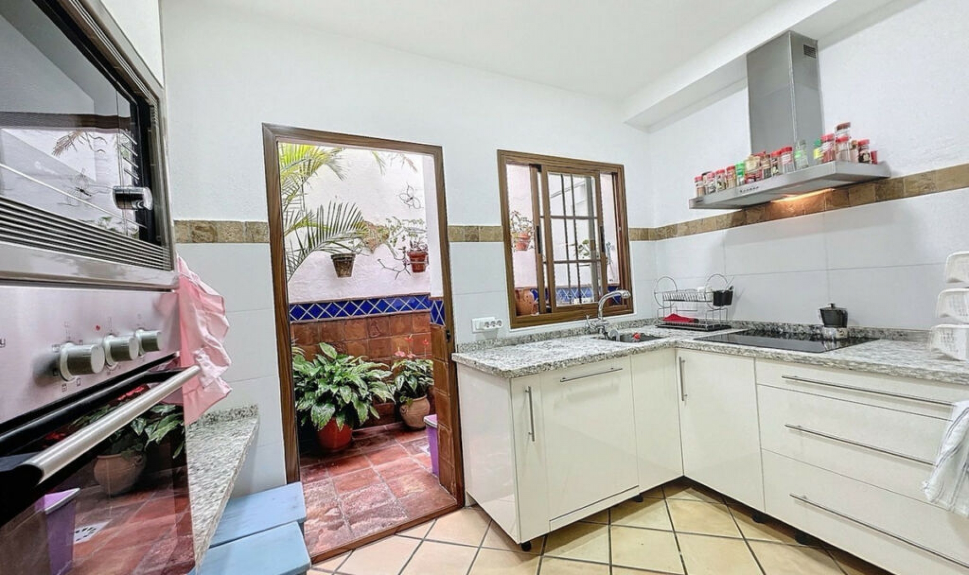 Resale - House -
Estepona
