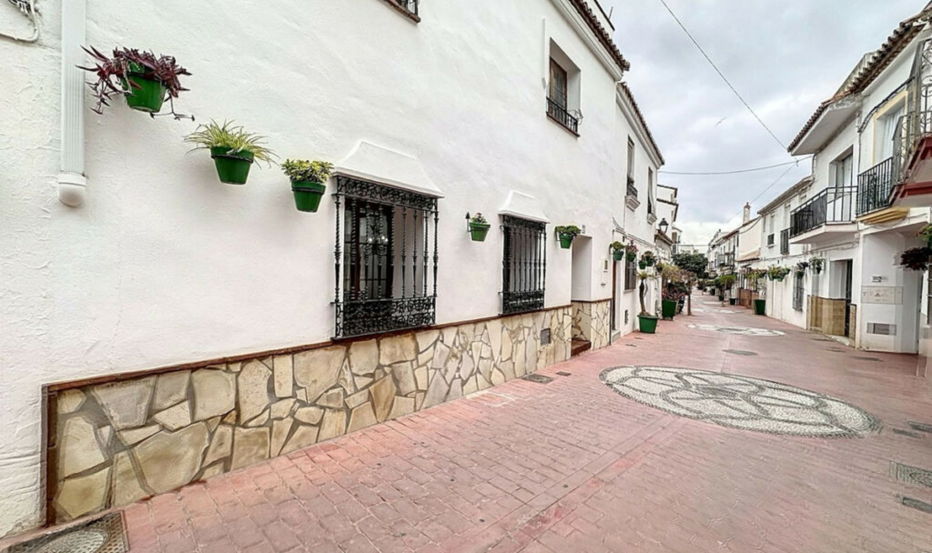 Resale - House -
Estepona
