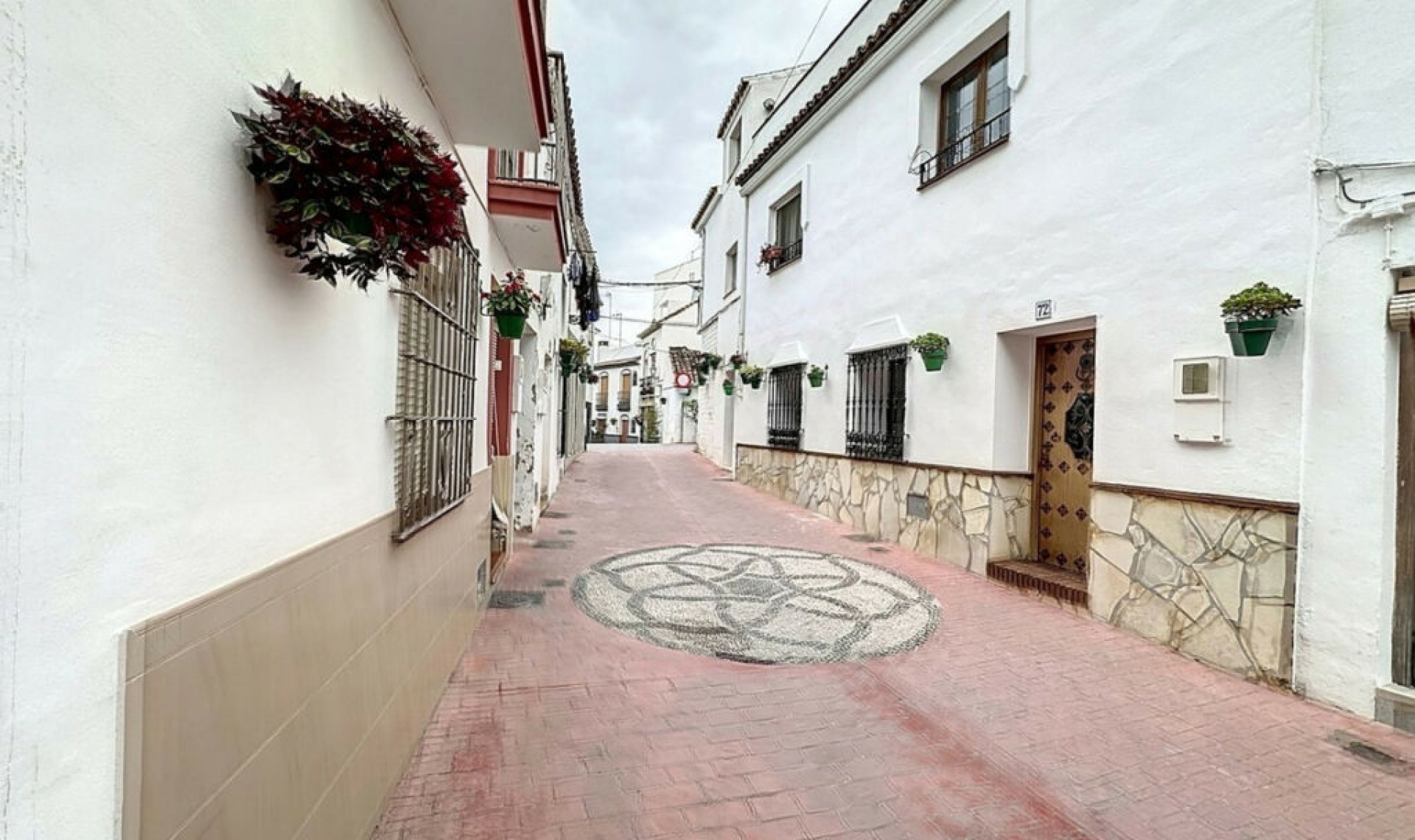 Resale - House -
Estepona