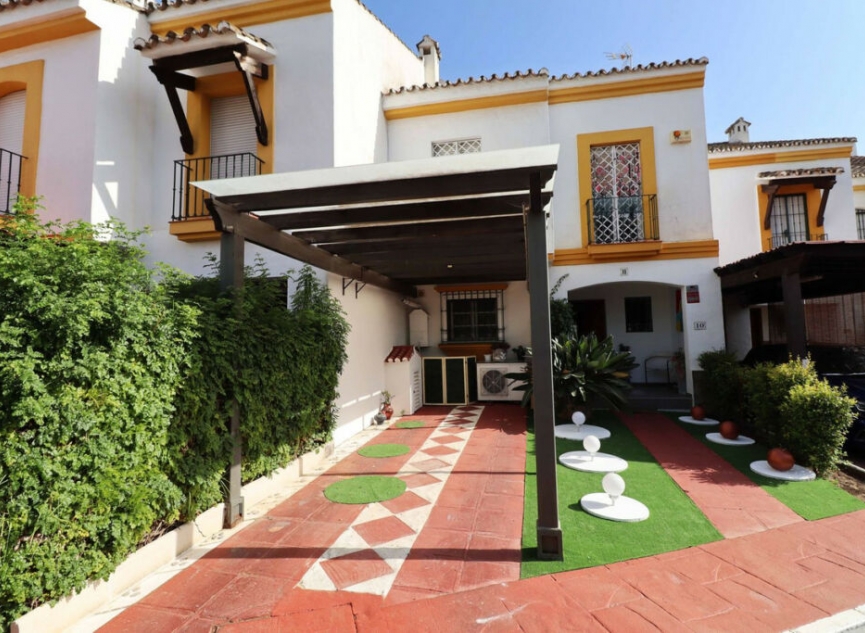 Resale - House -
Estepona