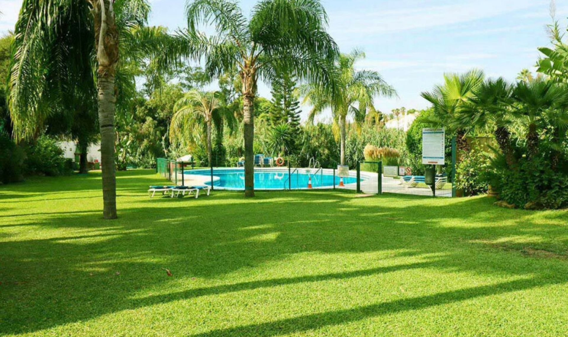 Resale - House -
Estepona