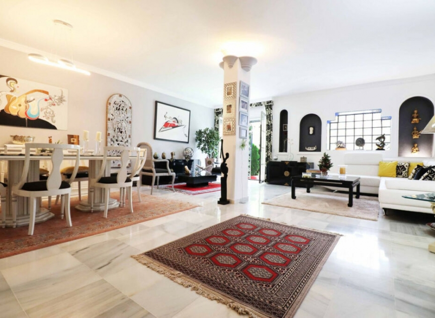 Resale - House -
Estepona