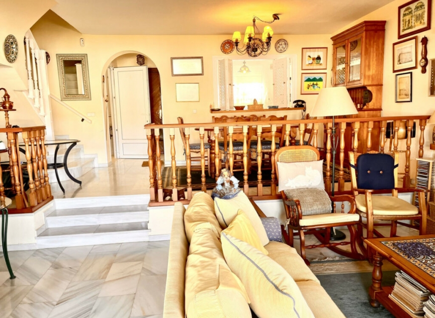 Resale - House -
Estepona