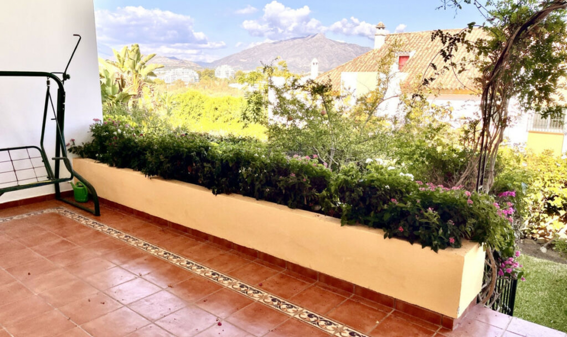 Resale - House -
Estepona