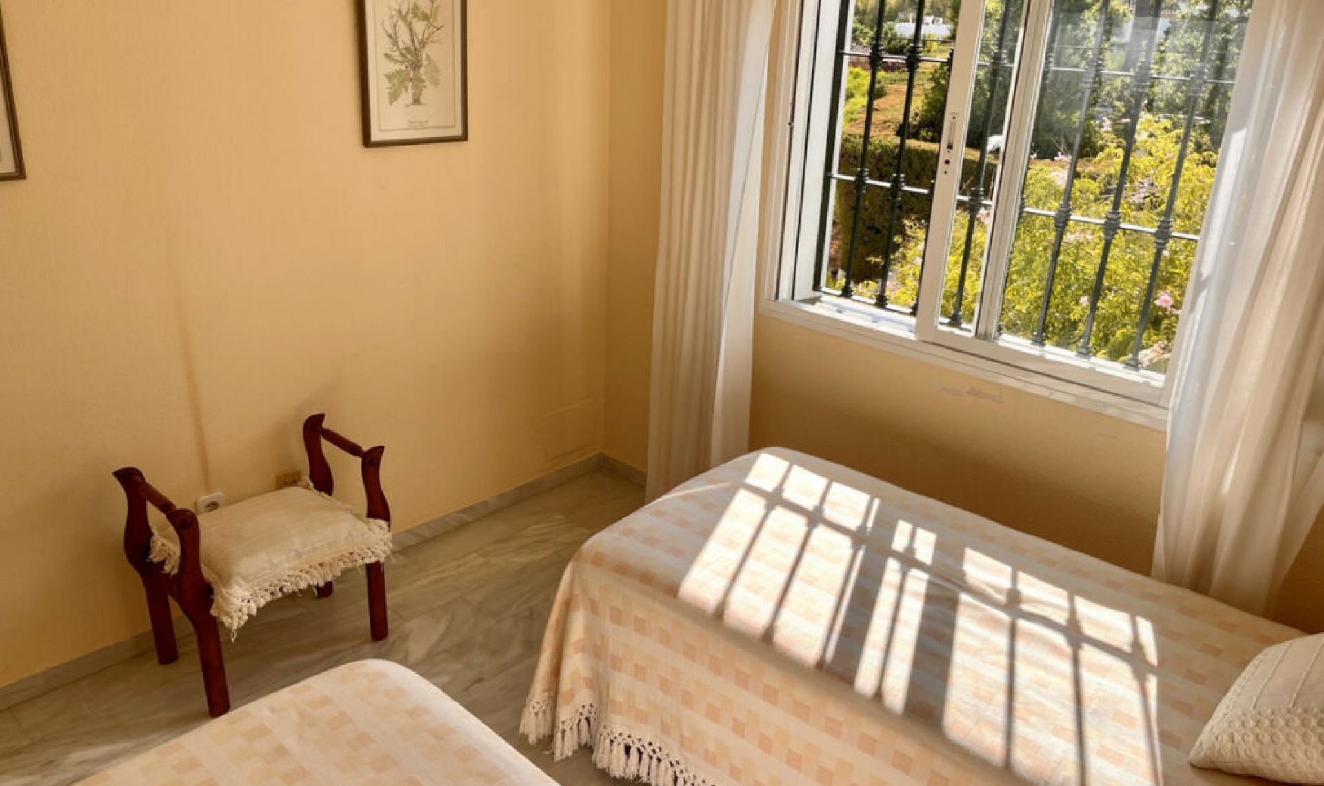 Resale - House -
Estepona