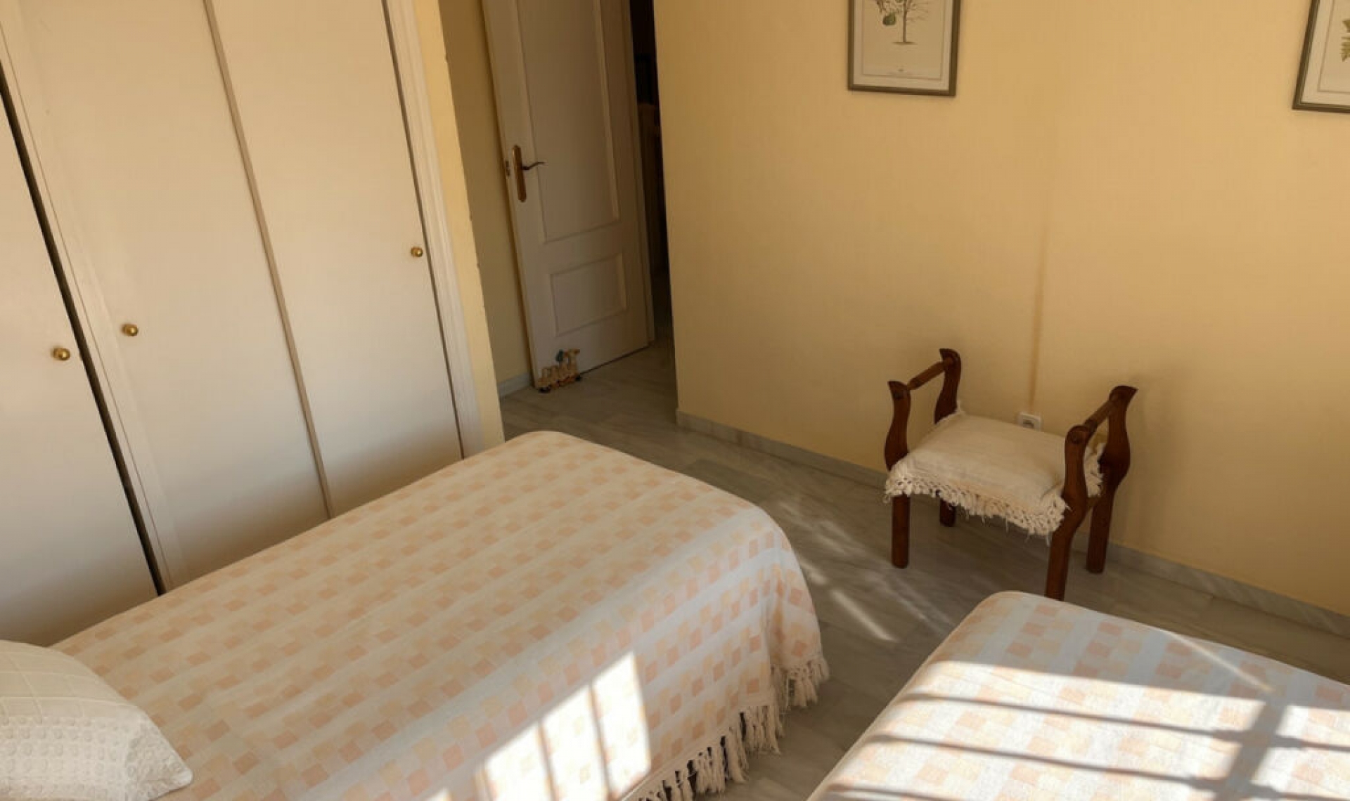 Resale - House -
Estepona