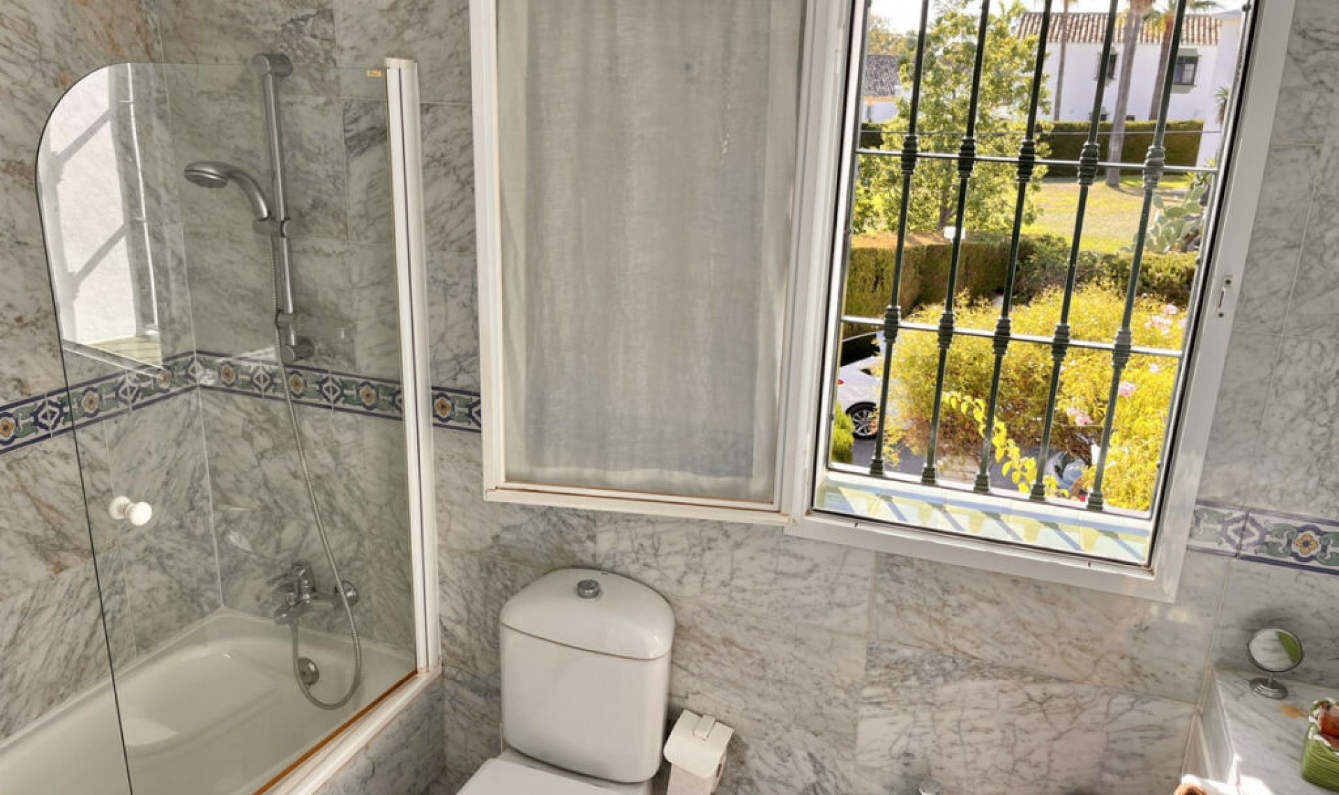 Resale - House -
Estepona