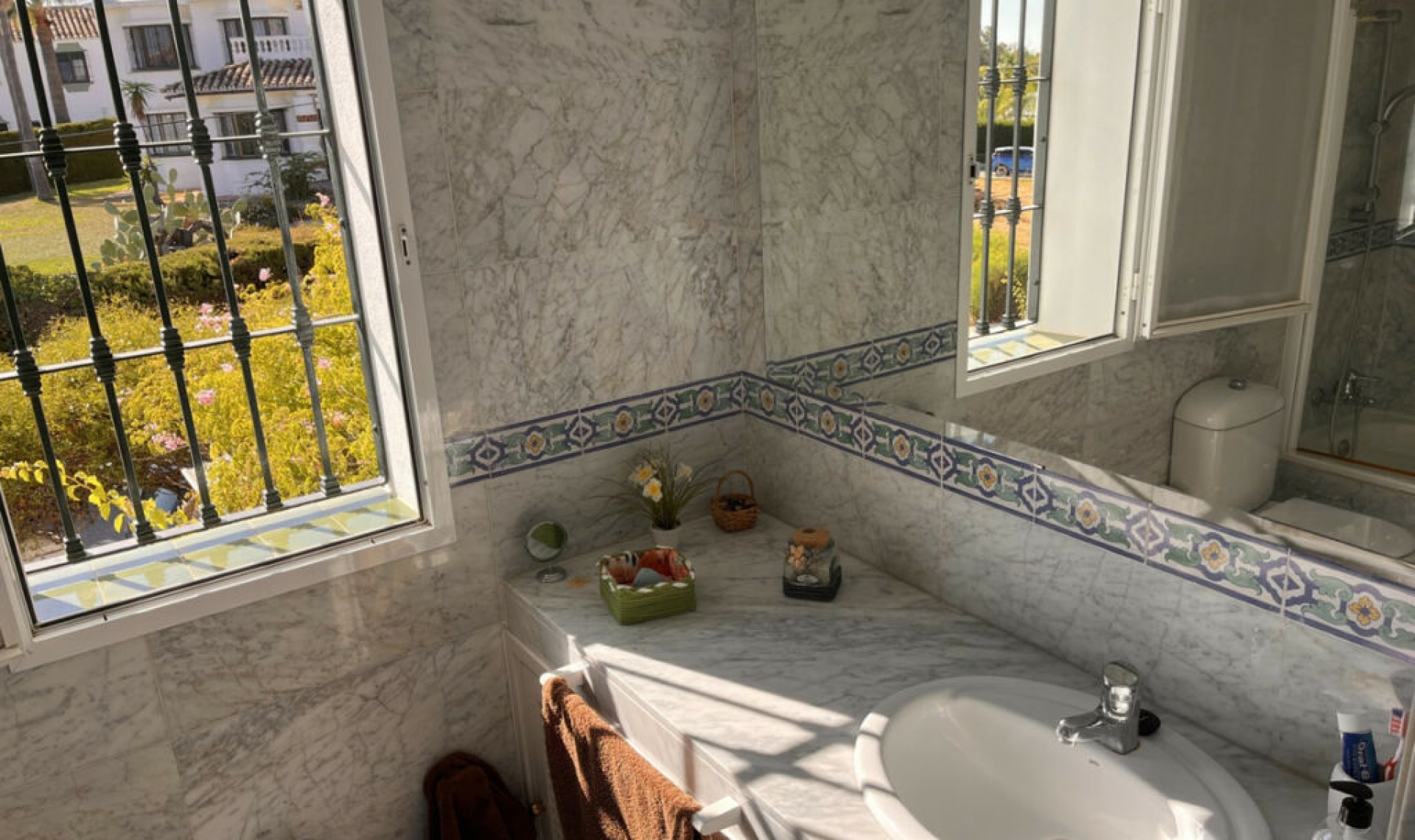 Resale - House -
Estepona