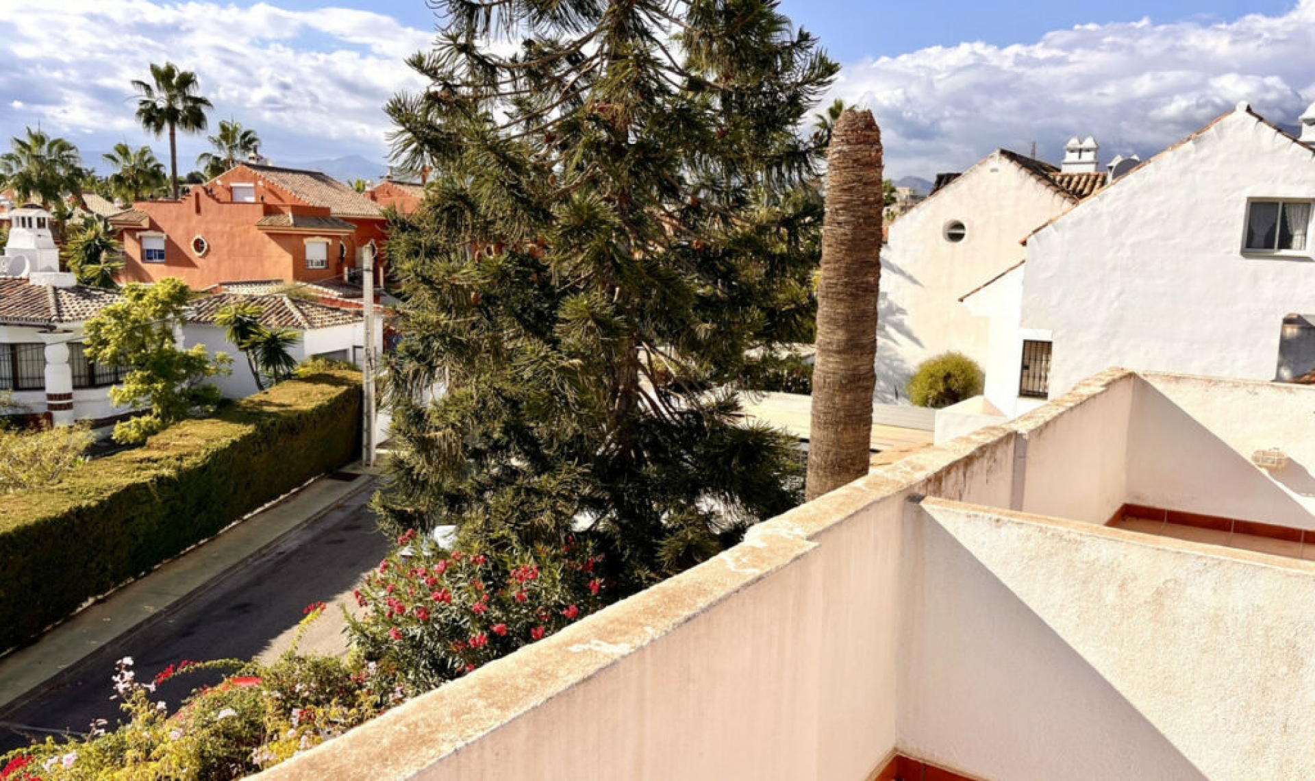 Resale - House -
Estepona