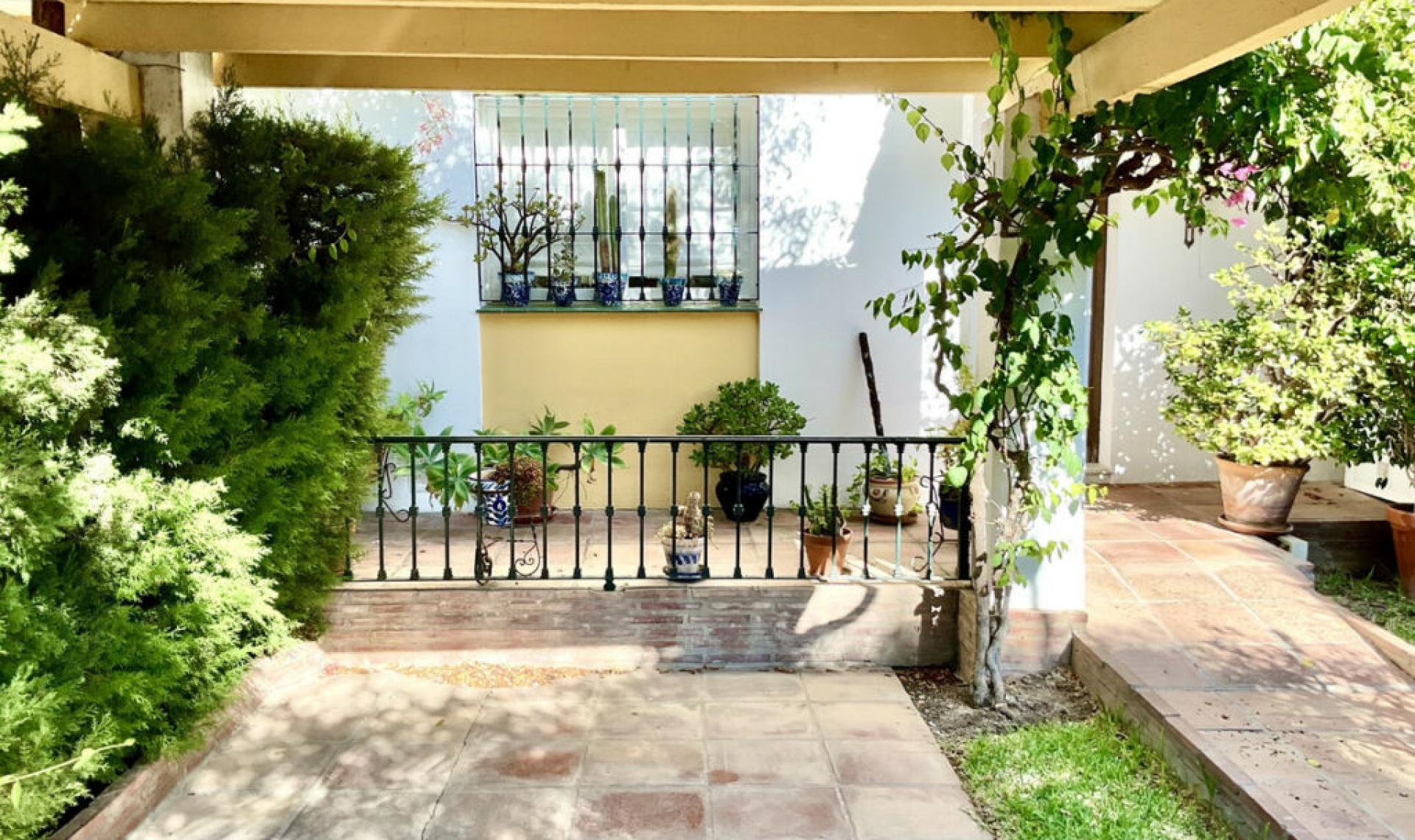 Resale - House -
Estepona
