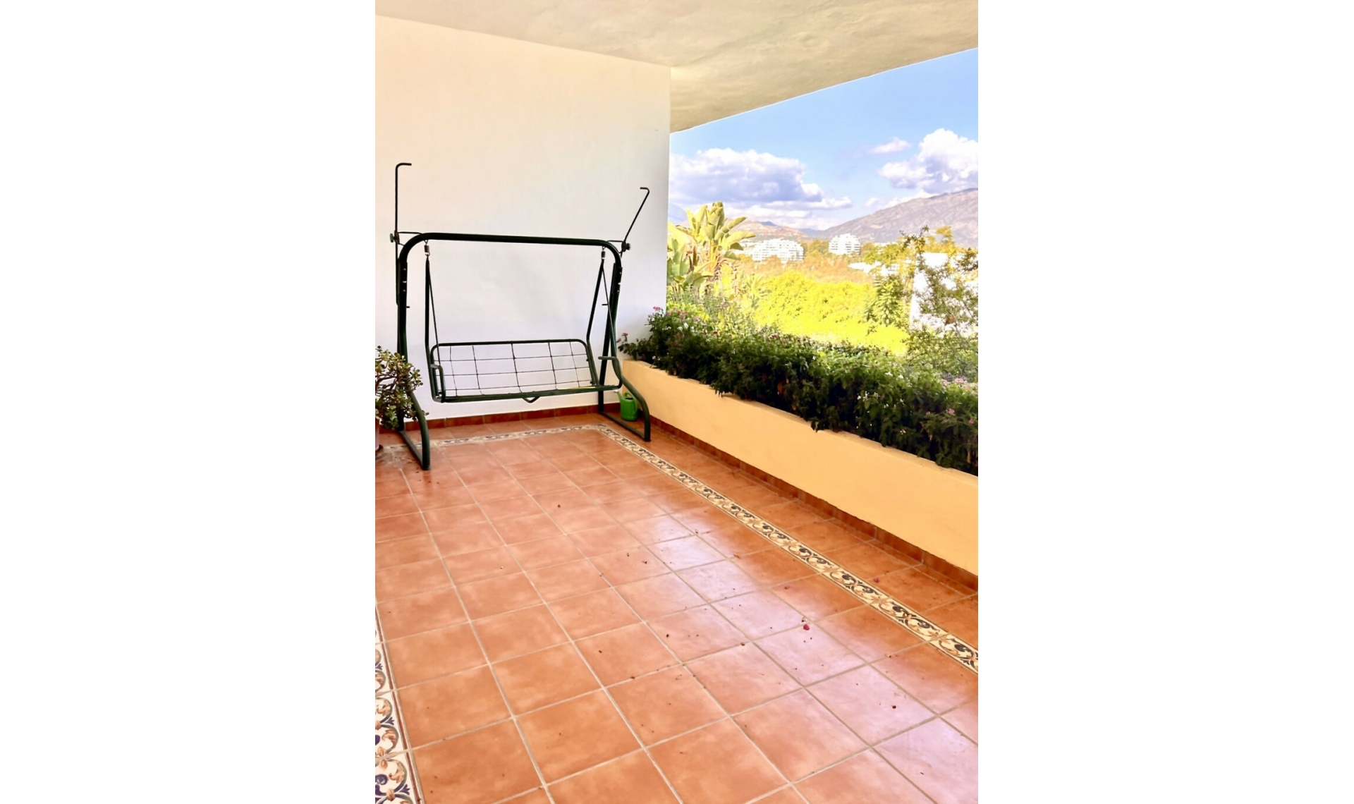 Resale - House -
Estepona