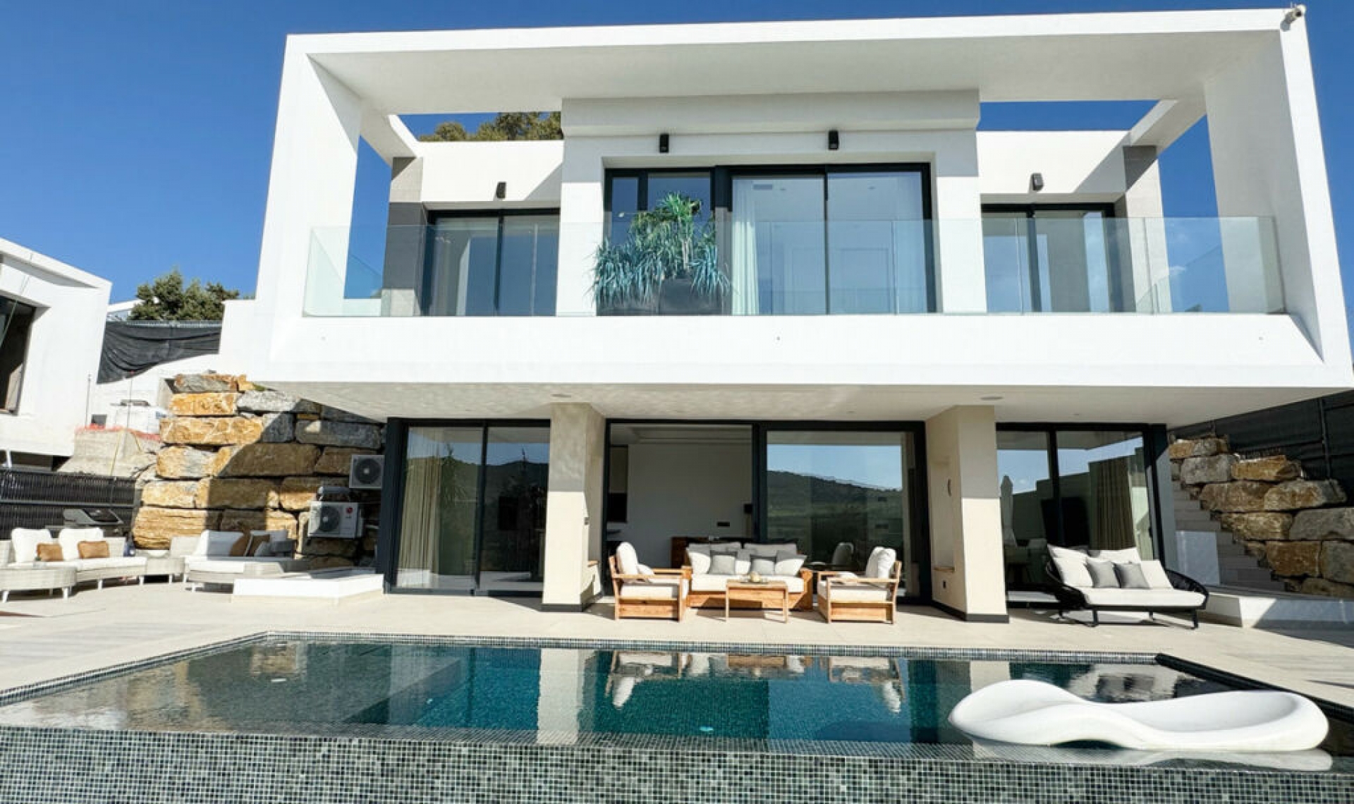 Resale - House -
Estepona