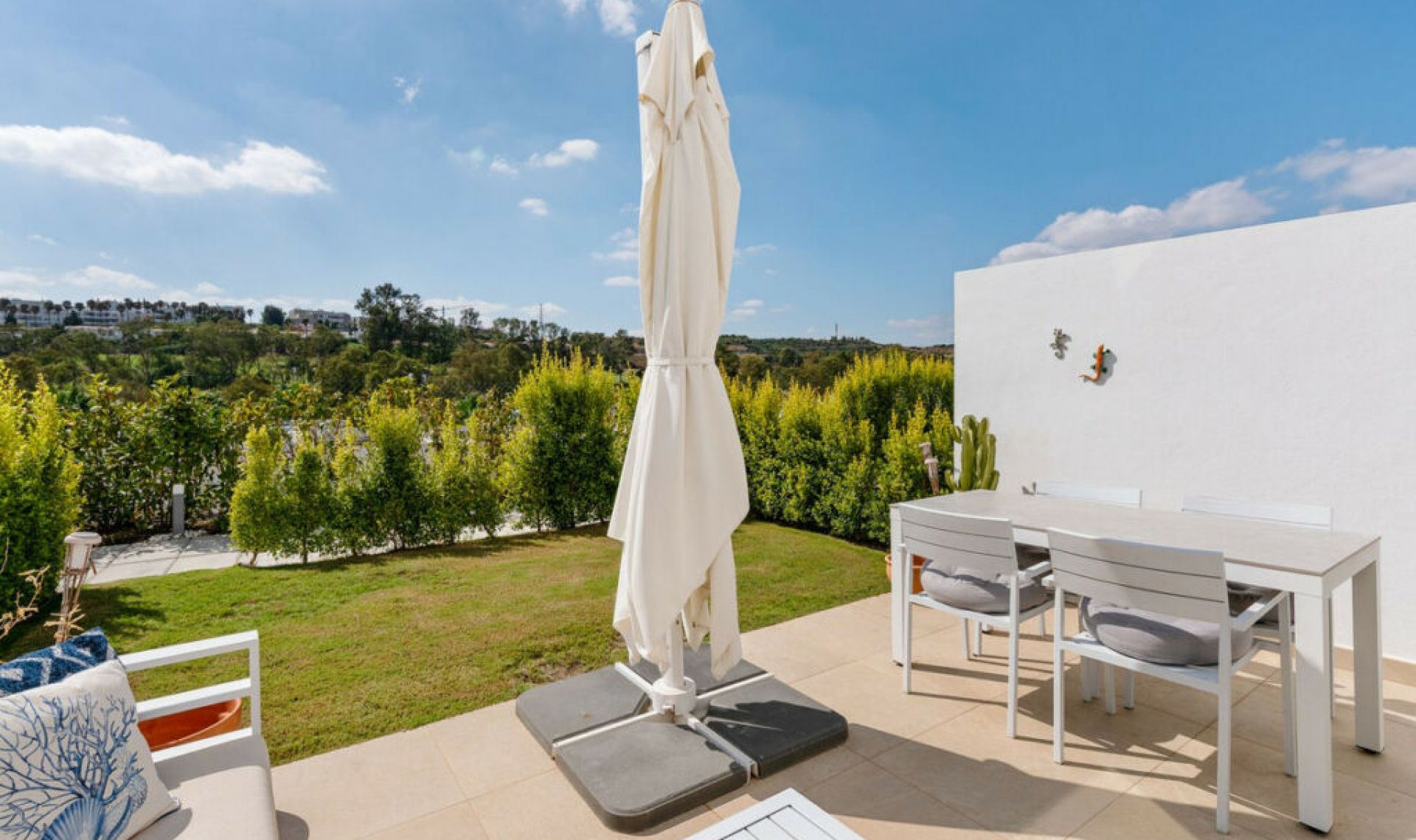 Resale - House -
Estepona