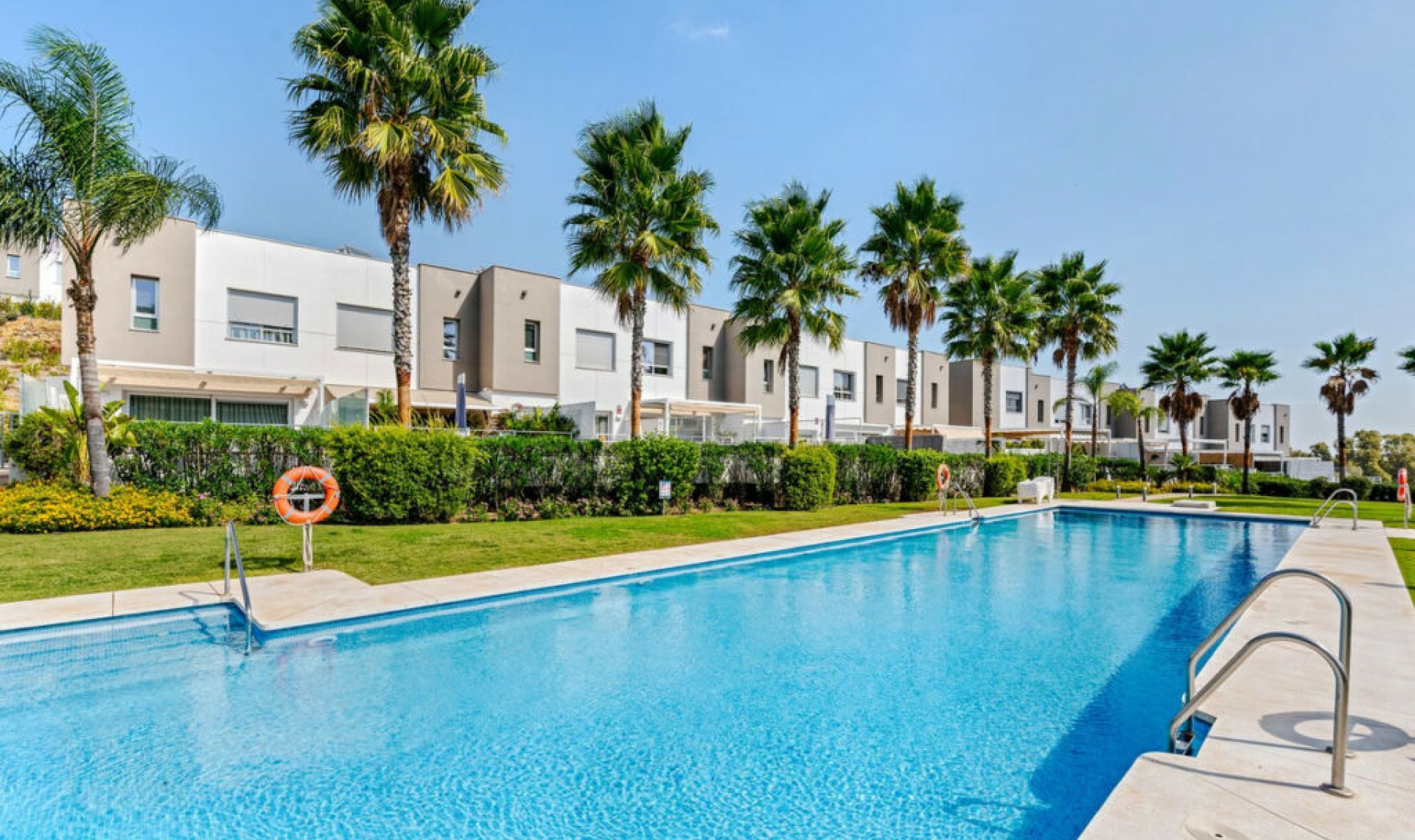 Resale - House -
Estepona