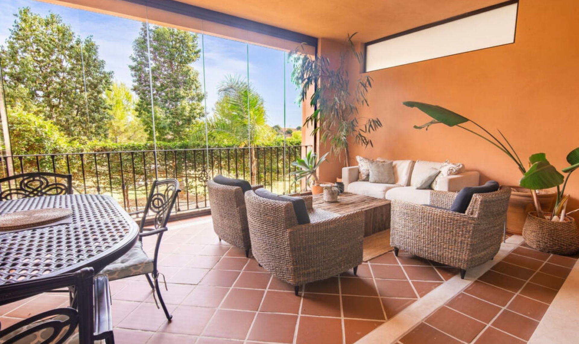 Resale - House -
Estepona