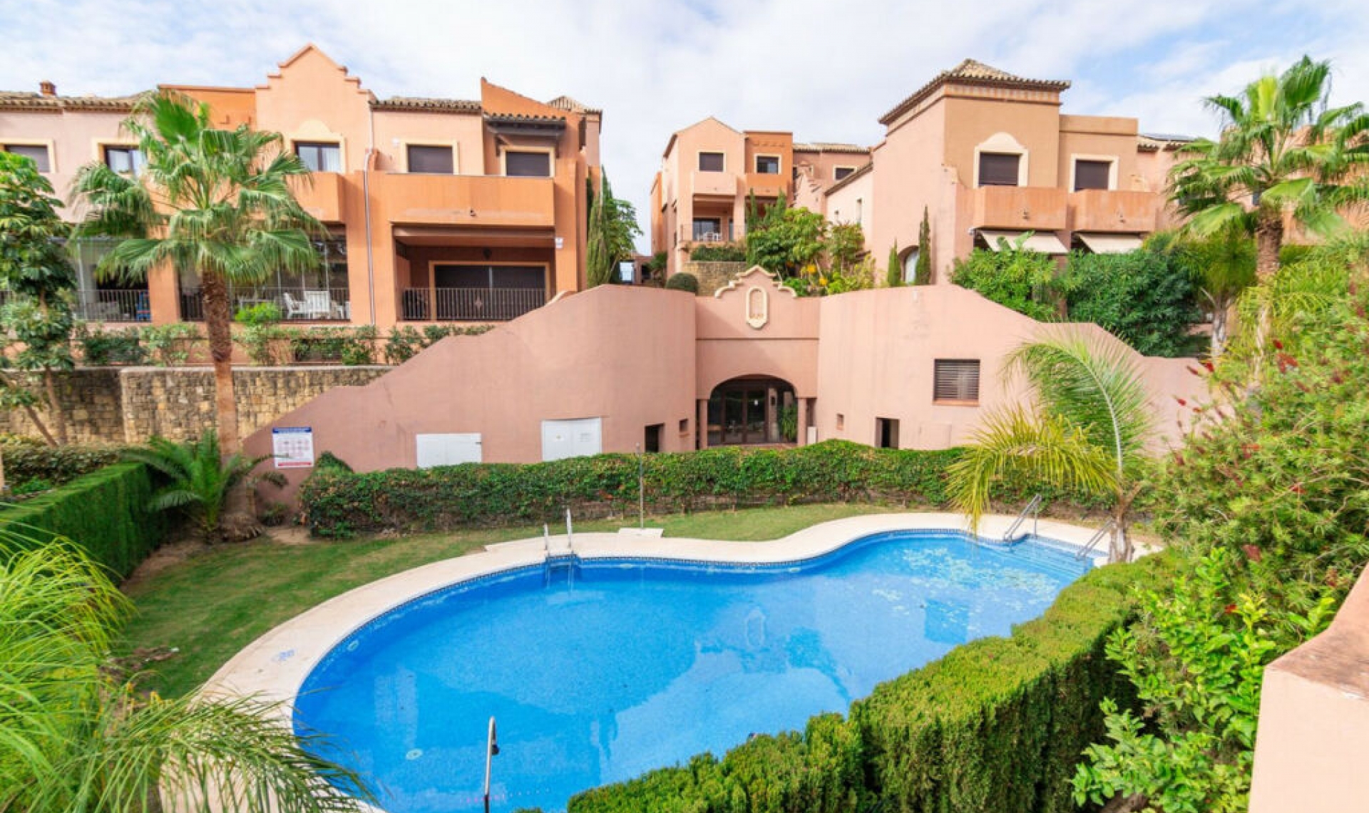 Resale - House -
Estepona