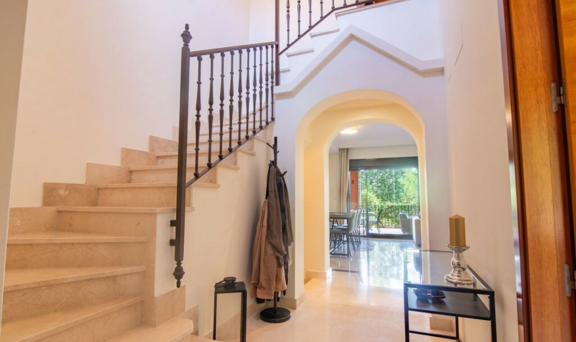 Resale - House -
Estepona