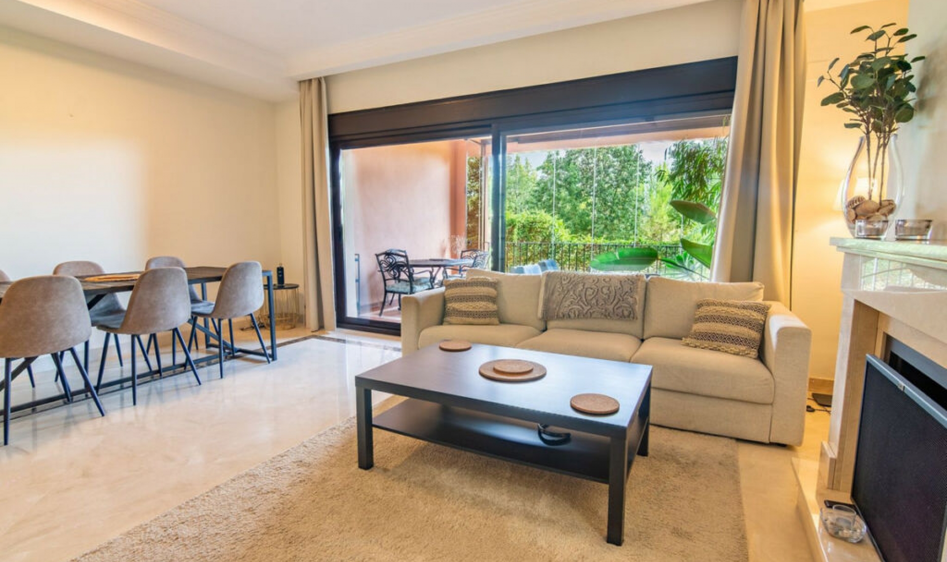 Resale - House -
Estepona