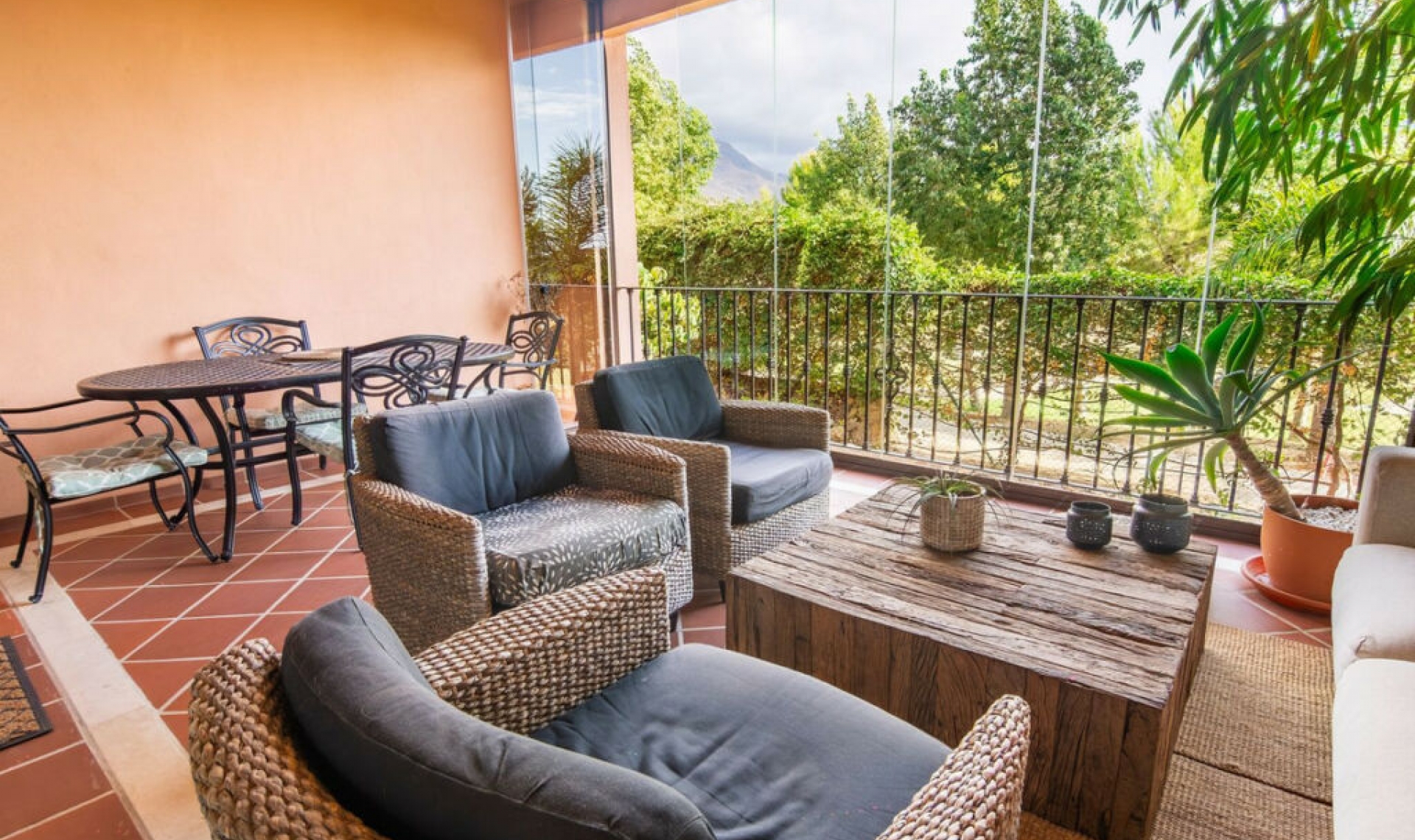 Resale - House -
Estepona