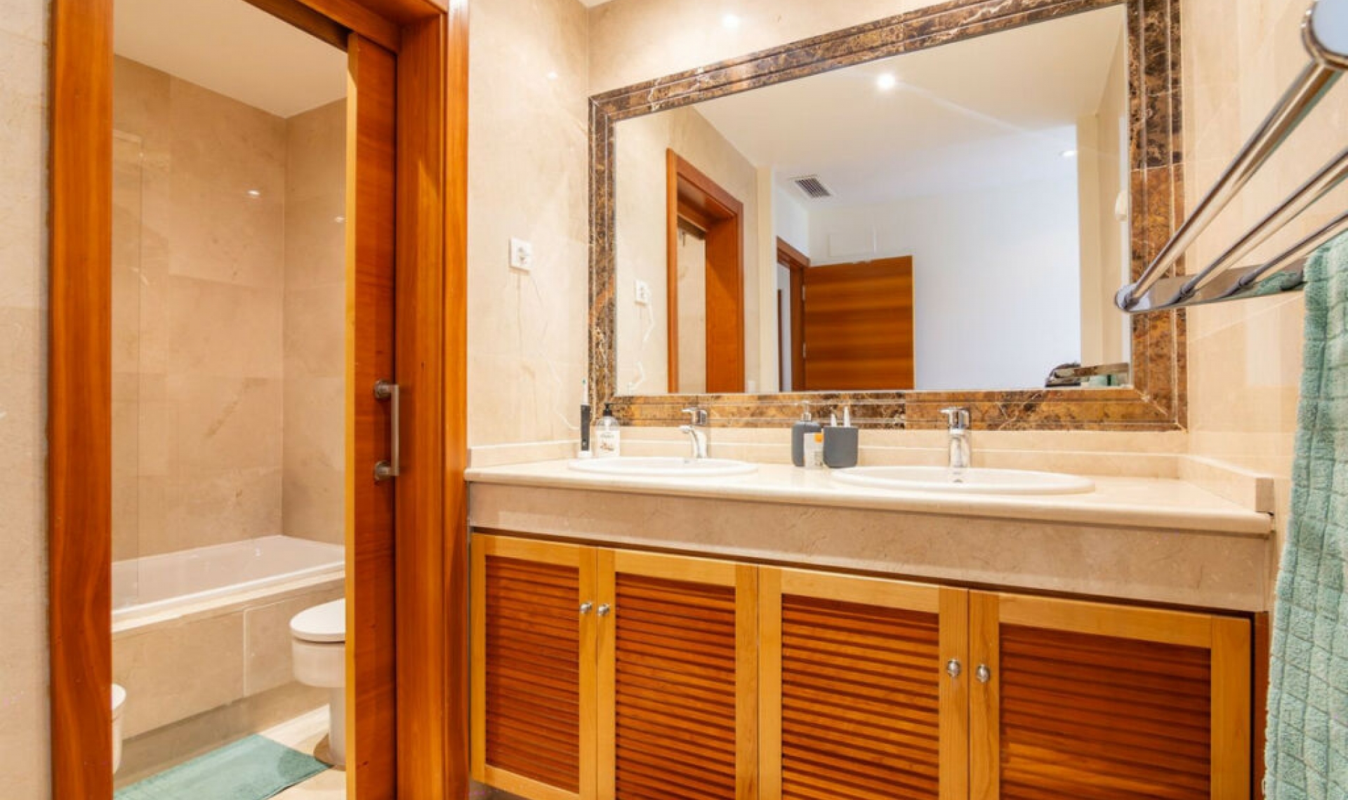 Resale - House -
Estepona