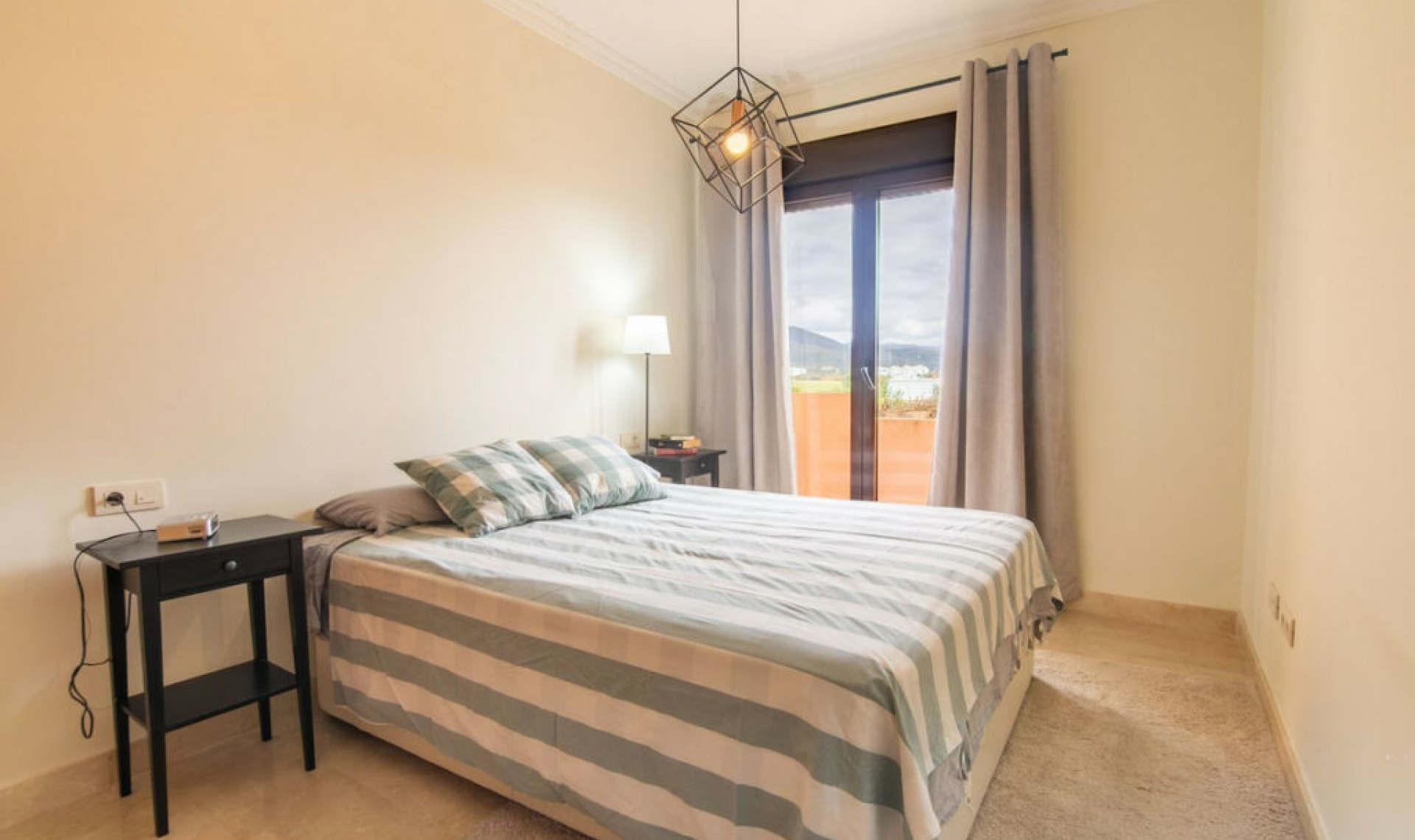 Resale - House -
Estepona