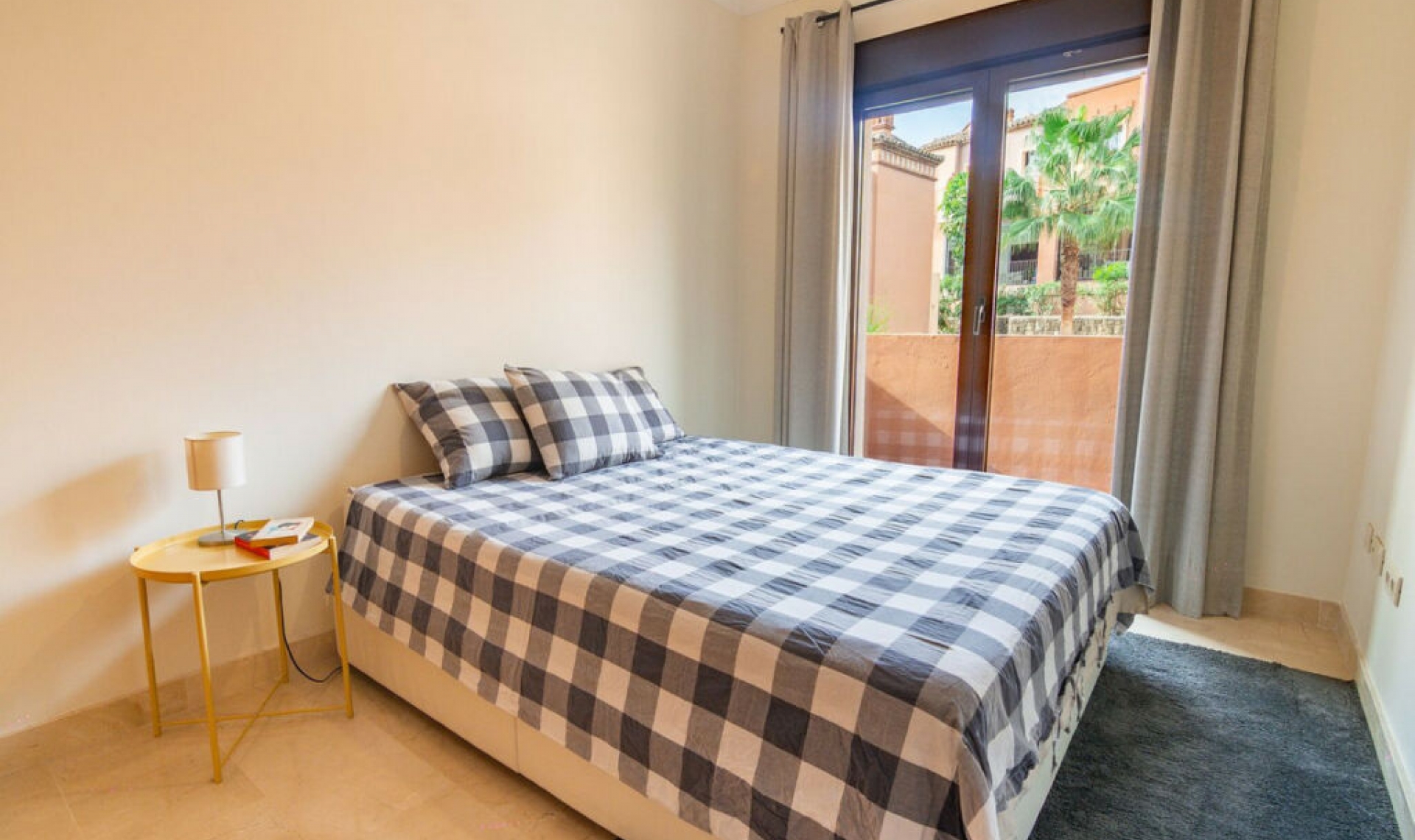 Resale - House -
Estepona