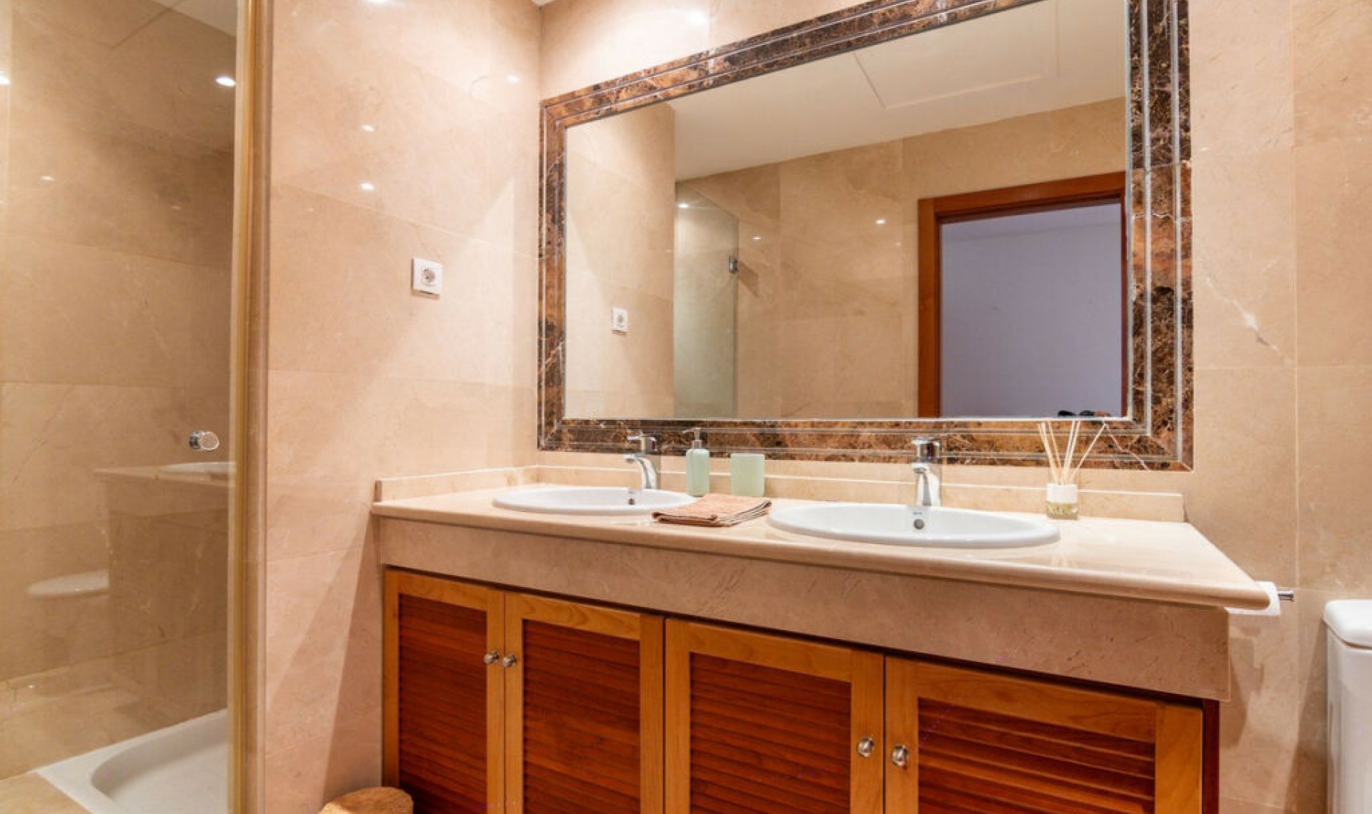 Resale - House -
Estepona