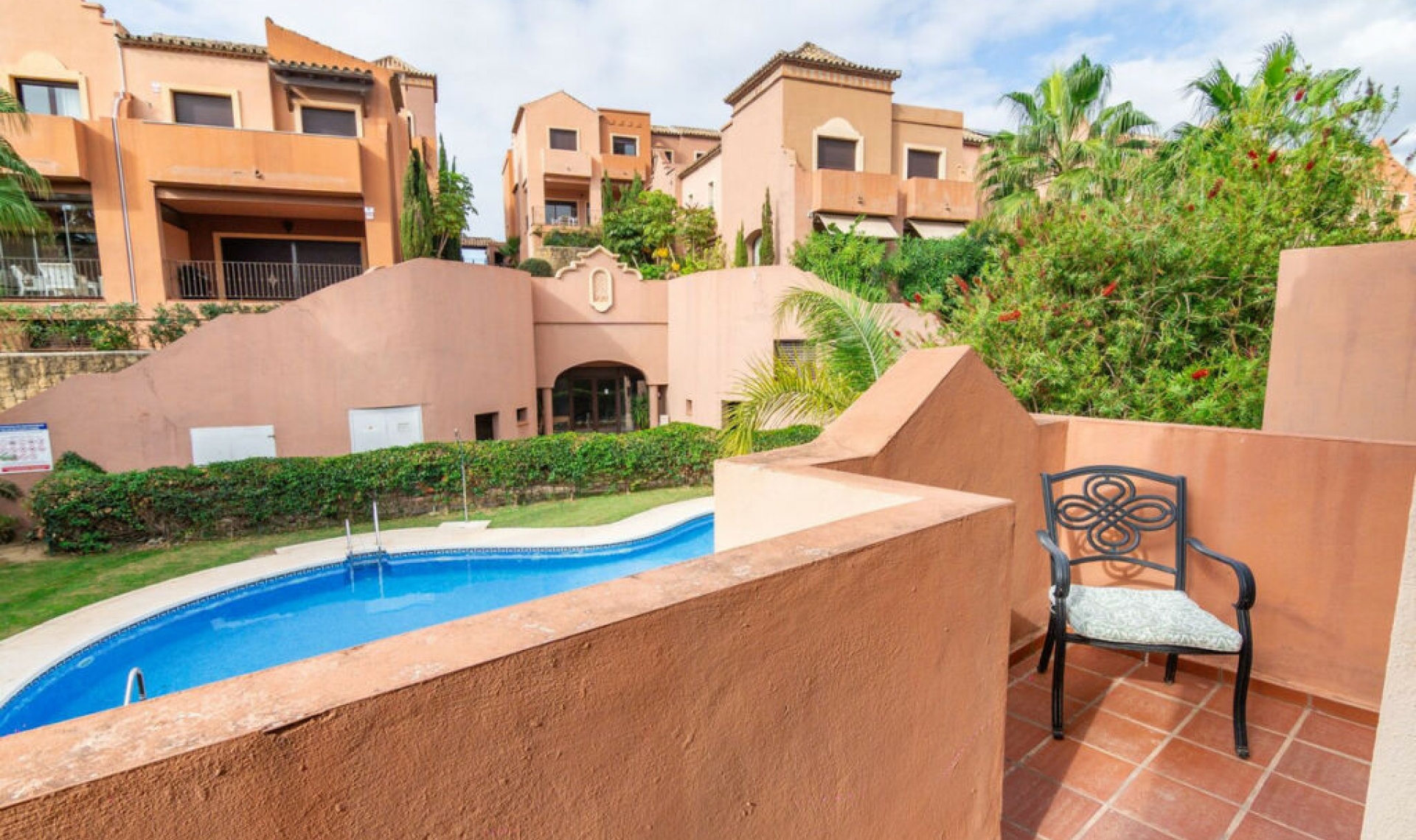 Resale - House -
Estepona