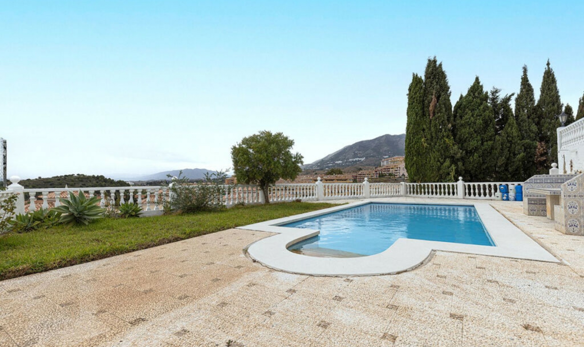 Resale - House -
Fuengirola
