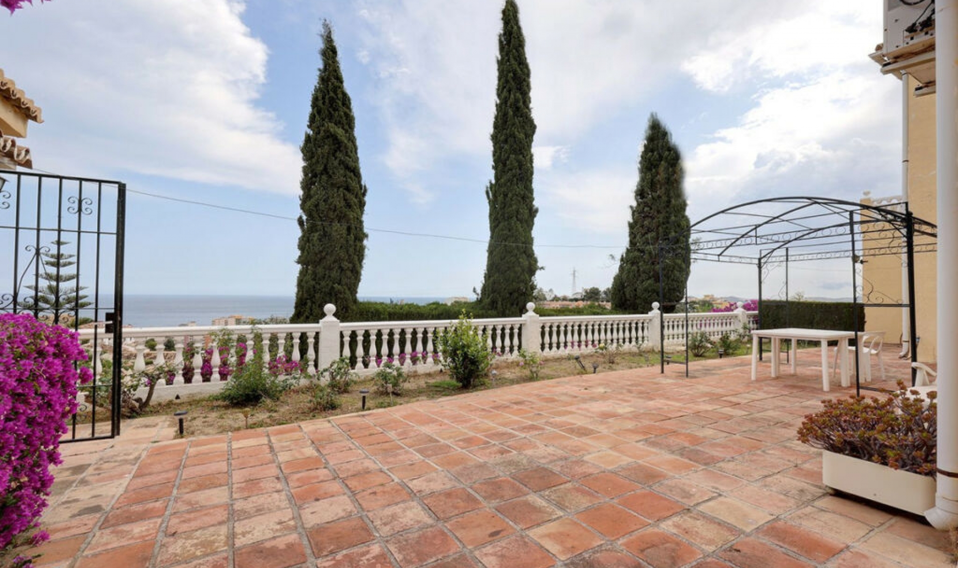 Resale - House -
Fuengirola