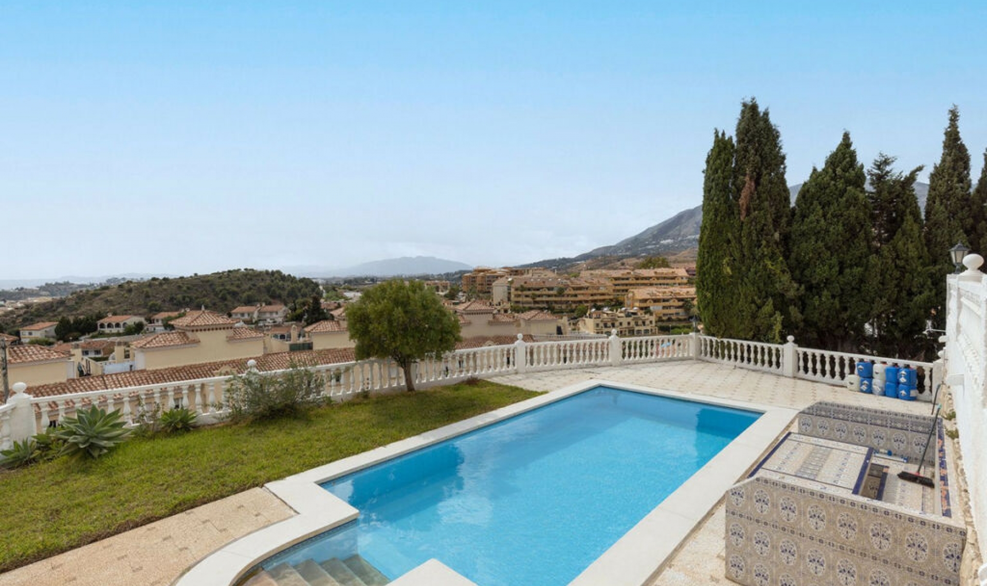 Resale - House -
Fuengirola