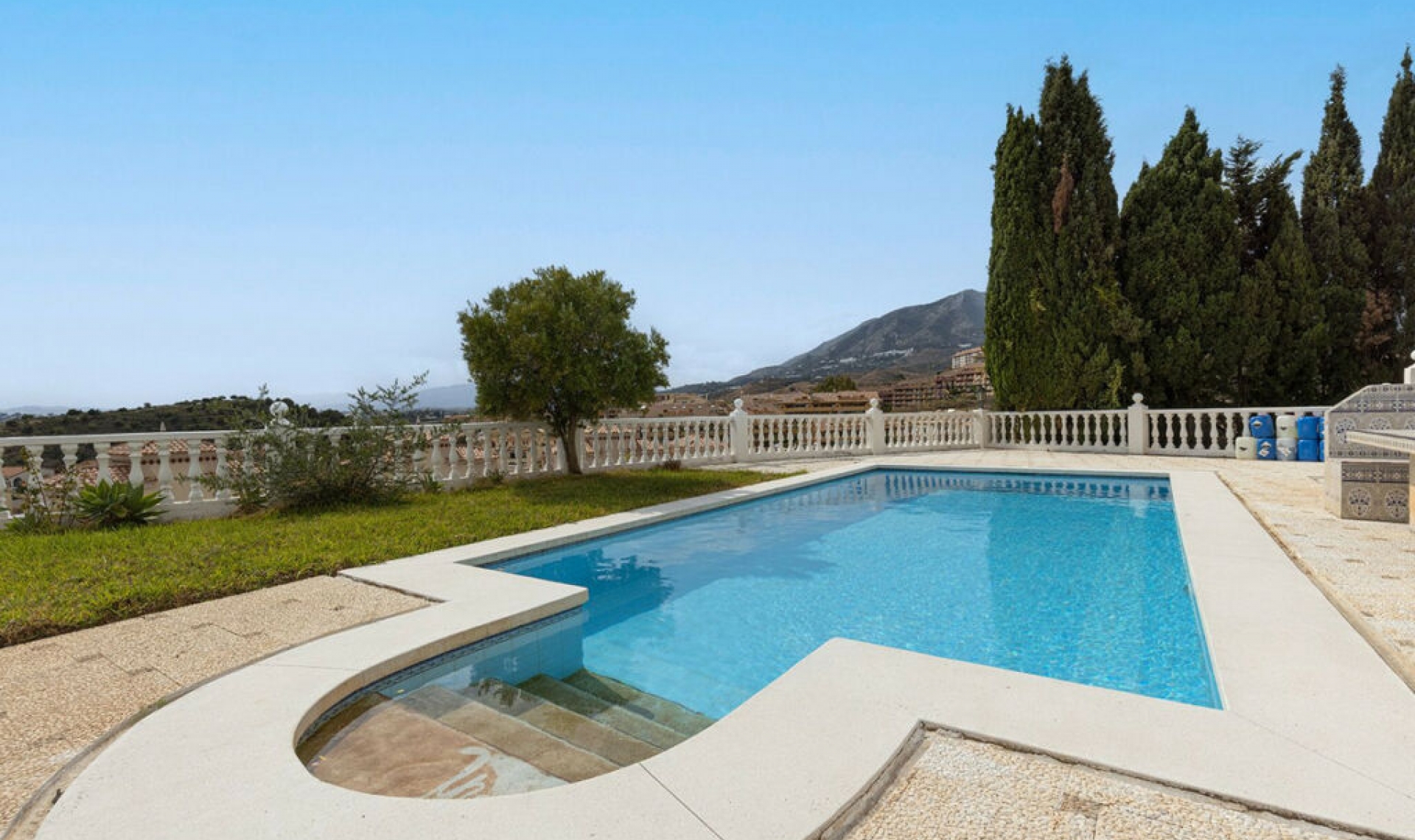 Resale - House -
Fuengirola