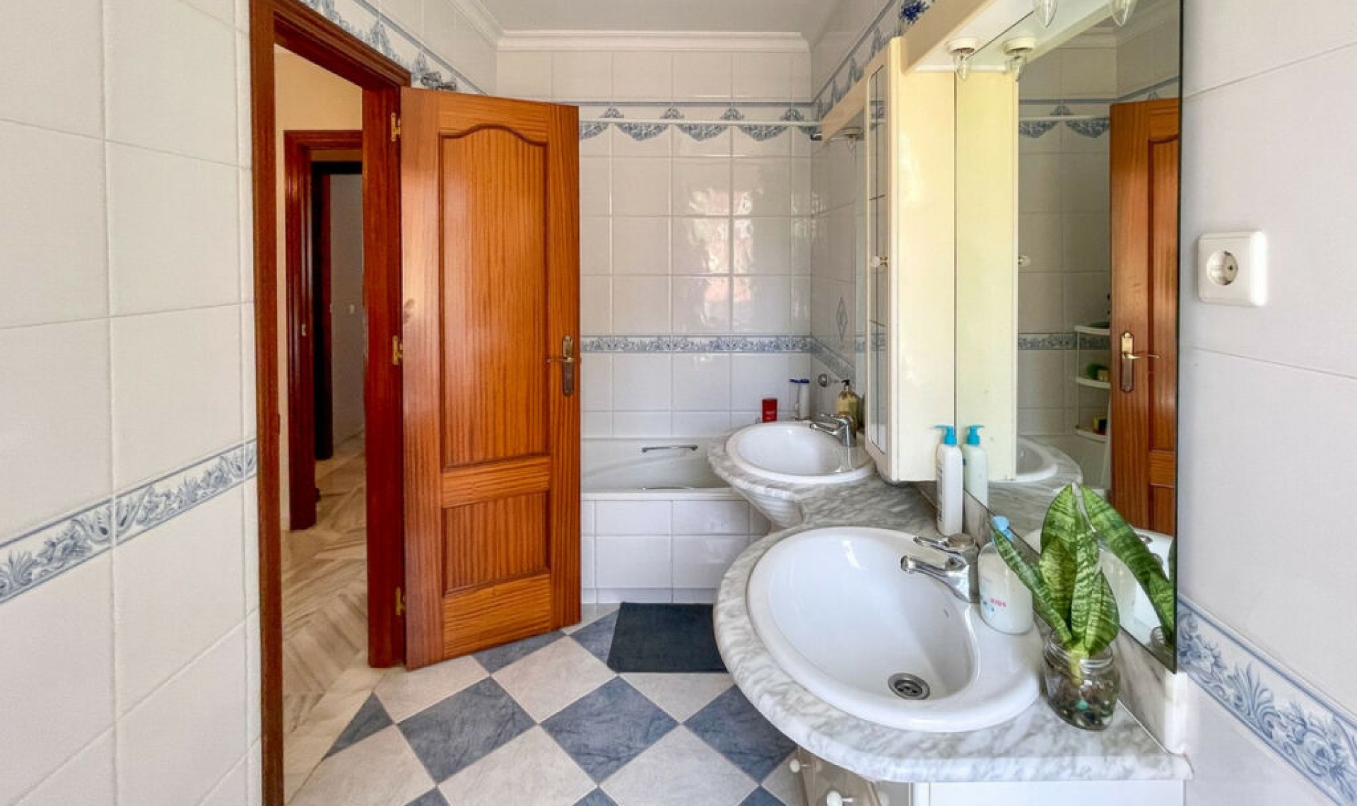 Resale - House -
Fuengirola