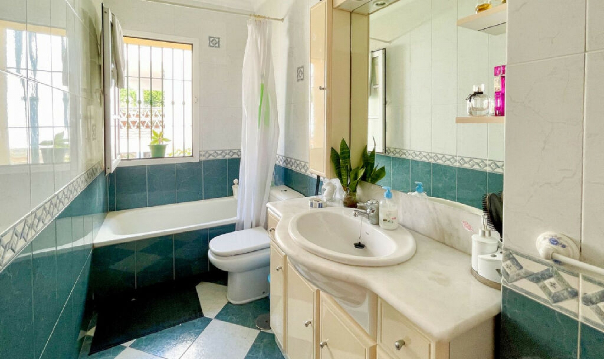 Resale - House -
Fuengirola