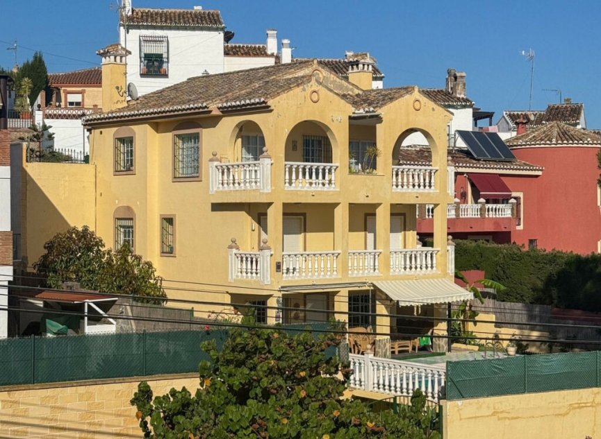 Resale - House -
Fuengirola