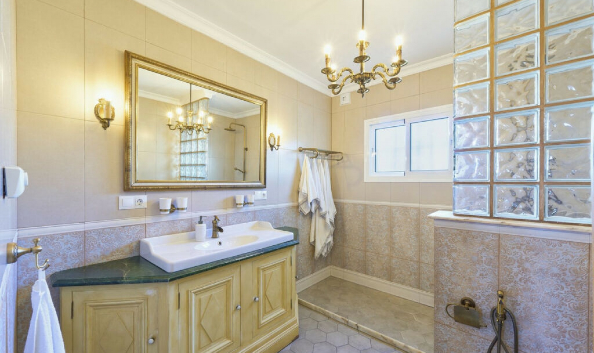 Resale - House -
Fuengirola