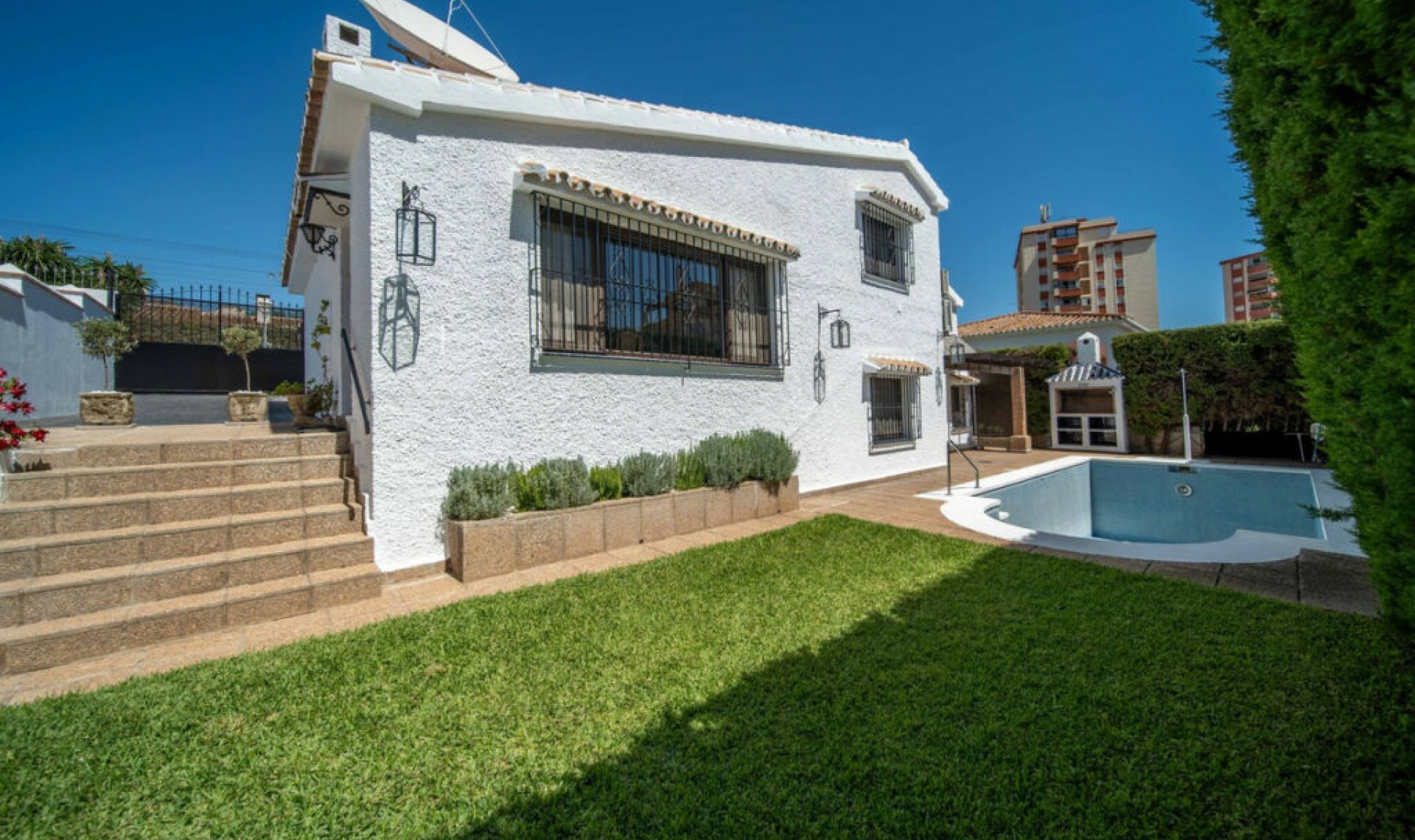 Resale - House -
Fuengirola